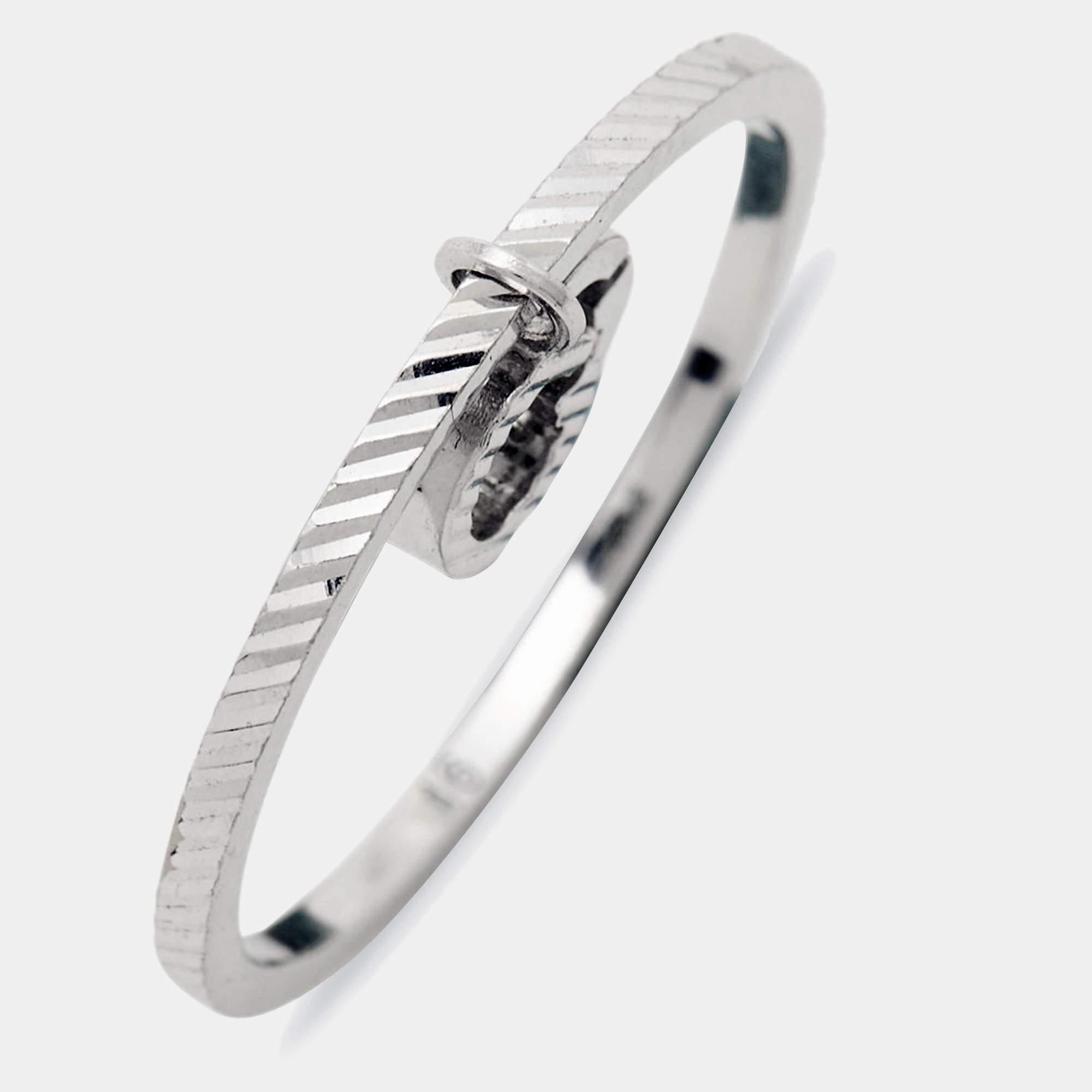 The Gucci GG Running ring is an exquisite and luxurious piece of jewelry. Crafted from stunning 18k white gold, it features the iconic GG logo intertwined with a delicate charm. This ring effortlessly blends elegance and fashion-forward style,