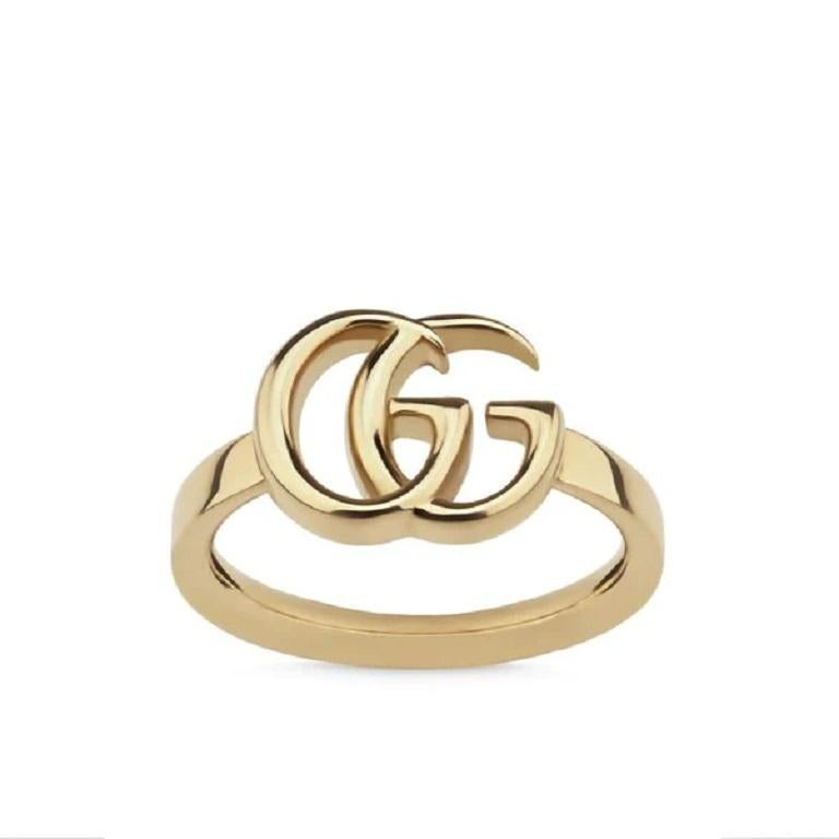 Das Double G, inspiriert von einem archivierten Design aus den 70er-Jahren - einer charakteristischen Ära des Hauses - ist als dezenter Ring aus 18 Karat Gelbgold gefertigt.

- 18k Gelbgold
- GG Laufendes Detail: .5