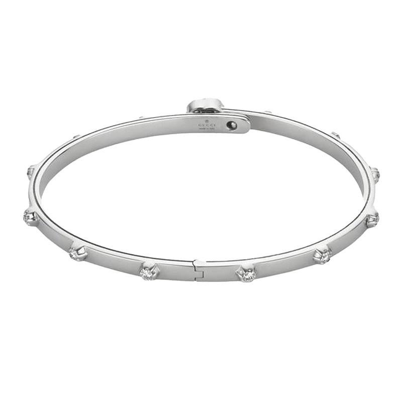 A slim bangle in 18k White gold is dotted with sparkling white diamond studs. At the center is the Double G detail—a distinctive House code presented in a subtle way.
Bracelet width 5mm, GG width 6.5mm
Bracelet Size 17cm
YBA582047001



