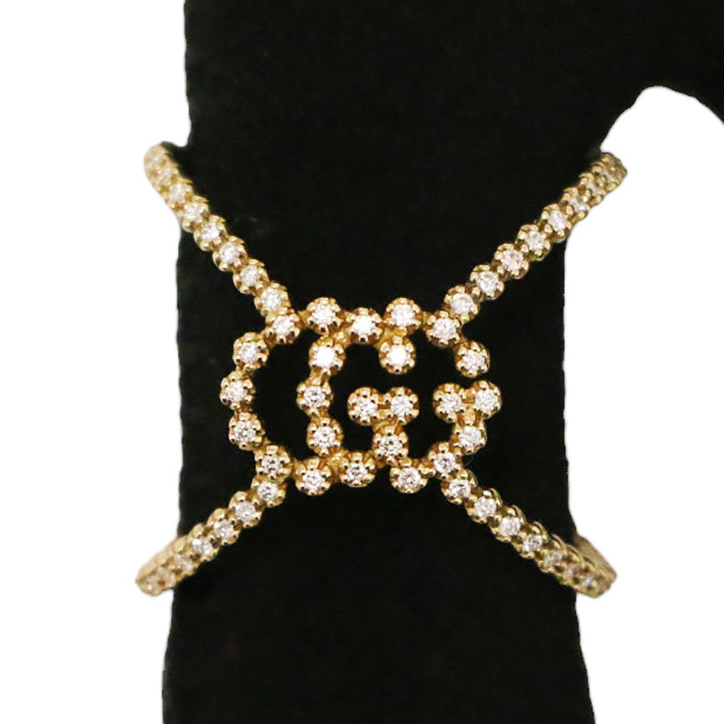 Wunderschöner GUCCI GG Running Ring aus Gelbgold und Diamanten
Zustand: nie getragen
Hergestellt in Italien
MATERIAL: 18 Karat Gelbgold, 0,25 Karat Diamanten
Farbe: gold
Abmessungen: Höhe: 2,5 cm
Größe: 10 mm / 50 fr
Hardware: Gold
Details: zwei