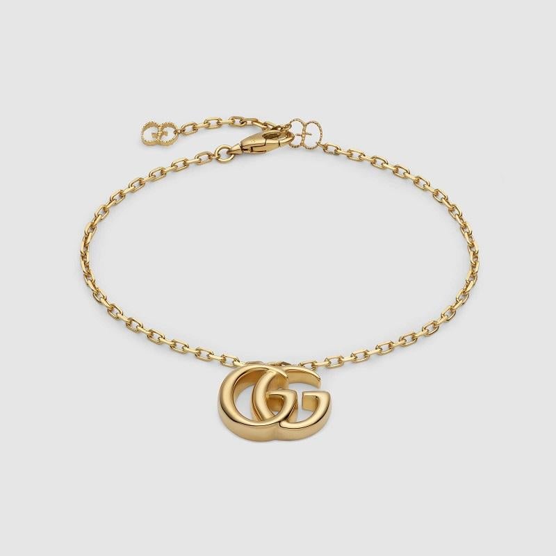 The Double G, inspired by an archival design from the '70s—a hallmark era of the House—is elevated in 18k yellow gold.
18k yellow gold
Adjustable clasp closure
Pendant: .75