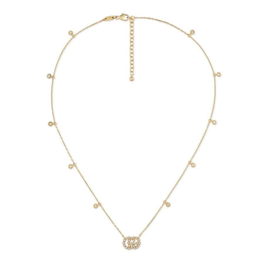 Consigue un look enriquecido con este collar de aspecto rico de la colección GG Running de Gucci. Elaborada en oro amarillo de 18 quilates, esta bonita pieza incluye un colgante de doble G con incrustaciones de diamantes y colgantes de diamantes