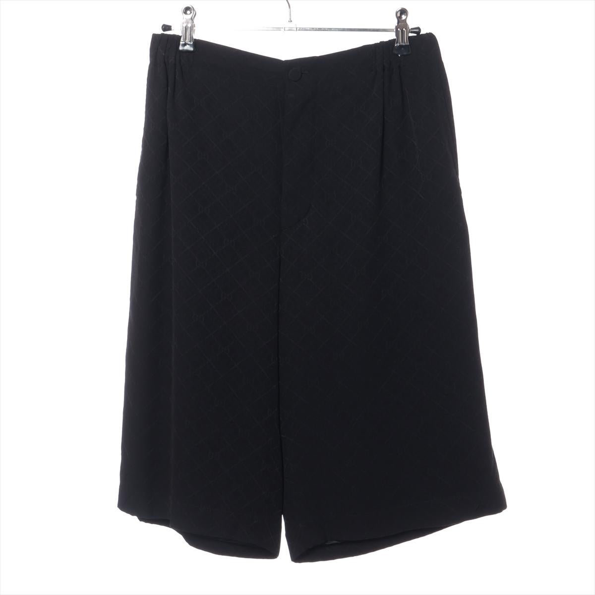 The Gucci GG Silk Short Pants in Black are a luxurious and stylish addition to any wardrobe, combining comfort with the brand’s signature elegance. Crafted from premium silk, the shorts feature a subtle GG monogram pattern, adding a touch of