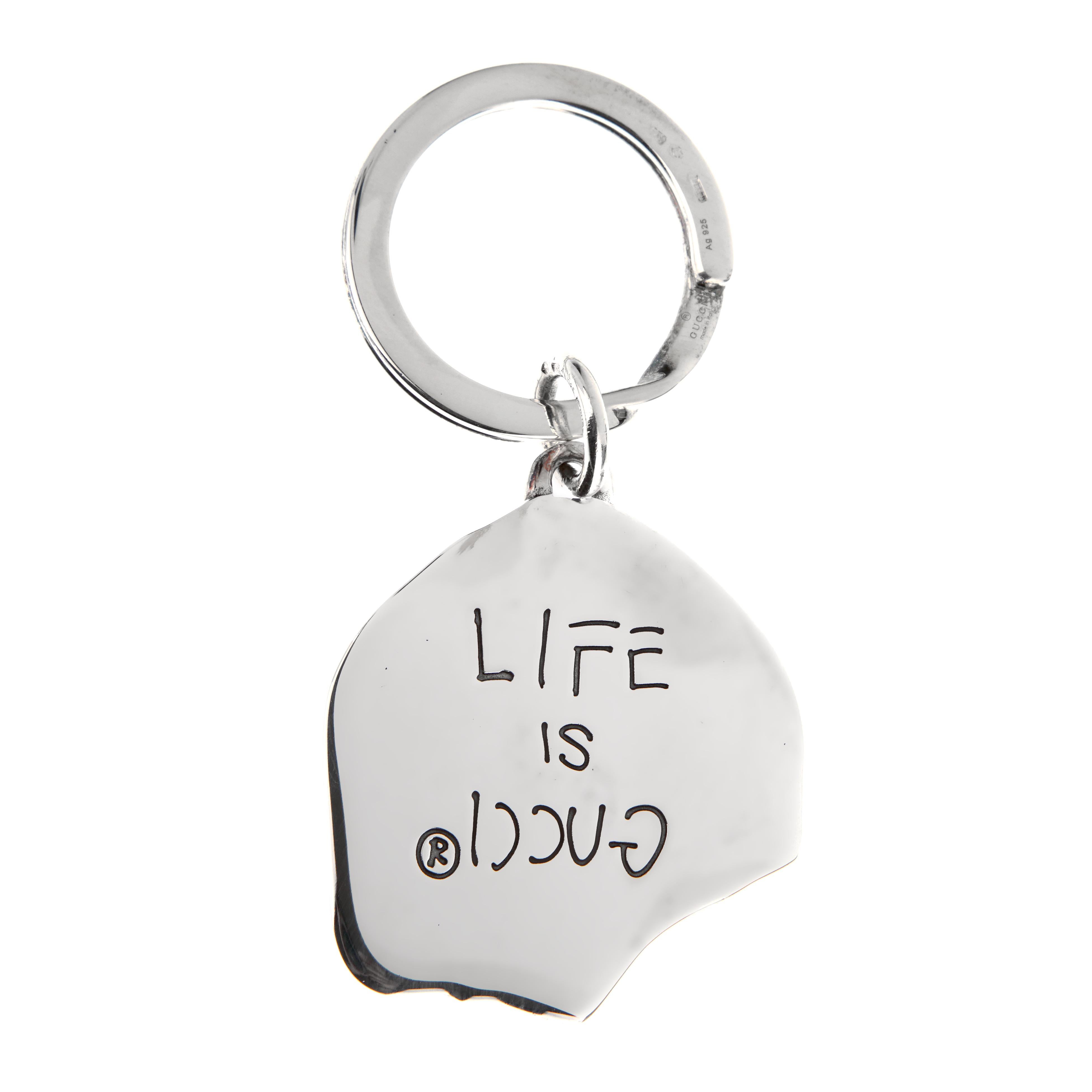 Aggiungi una dose di lusso ribelle ai tuoi oggetti di uso quotidiano con questo portachiavi in argento Sterling GG Skull di Gucci. Realizzato in argento sterling lucidato a specchio, questo accessorio di grande impatto presenta un motivo a teschio