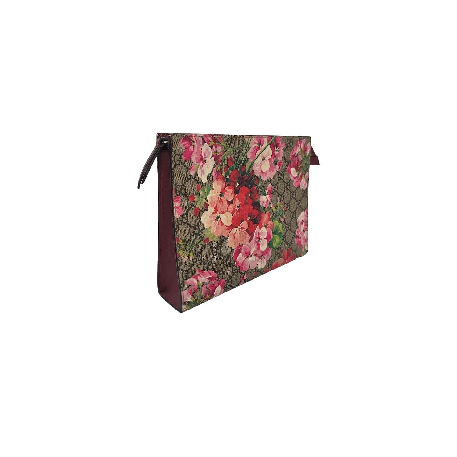 Carry your cosmetics in style with the Gucci GG Supreme Blooms Print Large Cosmetic Case. Made in Italy from GG monogram coated canvas with a pretty floral pattern, this luxurious pouch features a spacious interior and a gold-tone zipper for easy