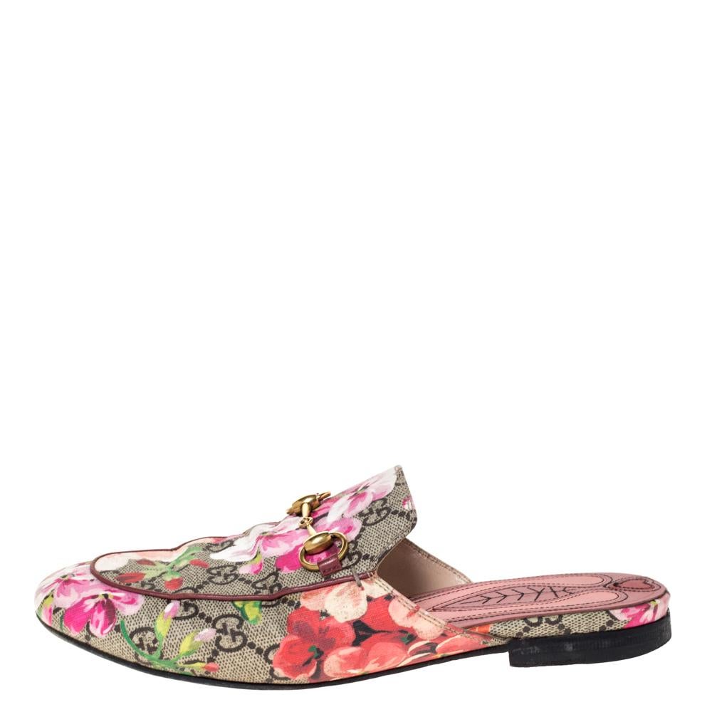 These Gucci Princetown mules are a fresh update on the perennially chic Gucci horsebit loafers. These shoes are enhanced by a gold-tone horsebit detail that has defined the Gucci collection since the very beginning. Featuring signature blooms prints