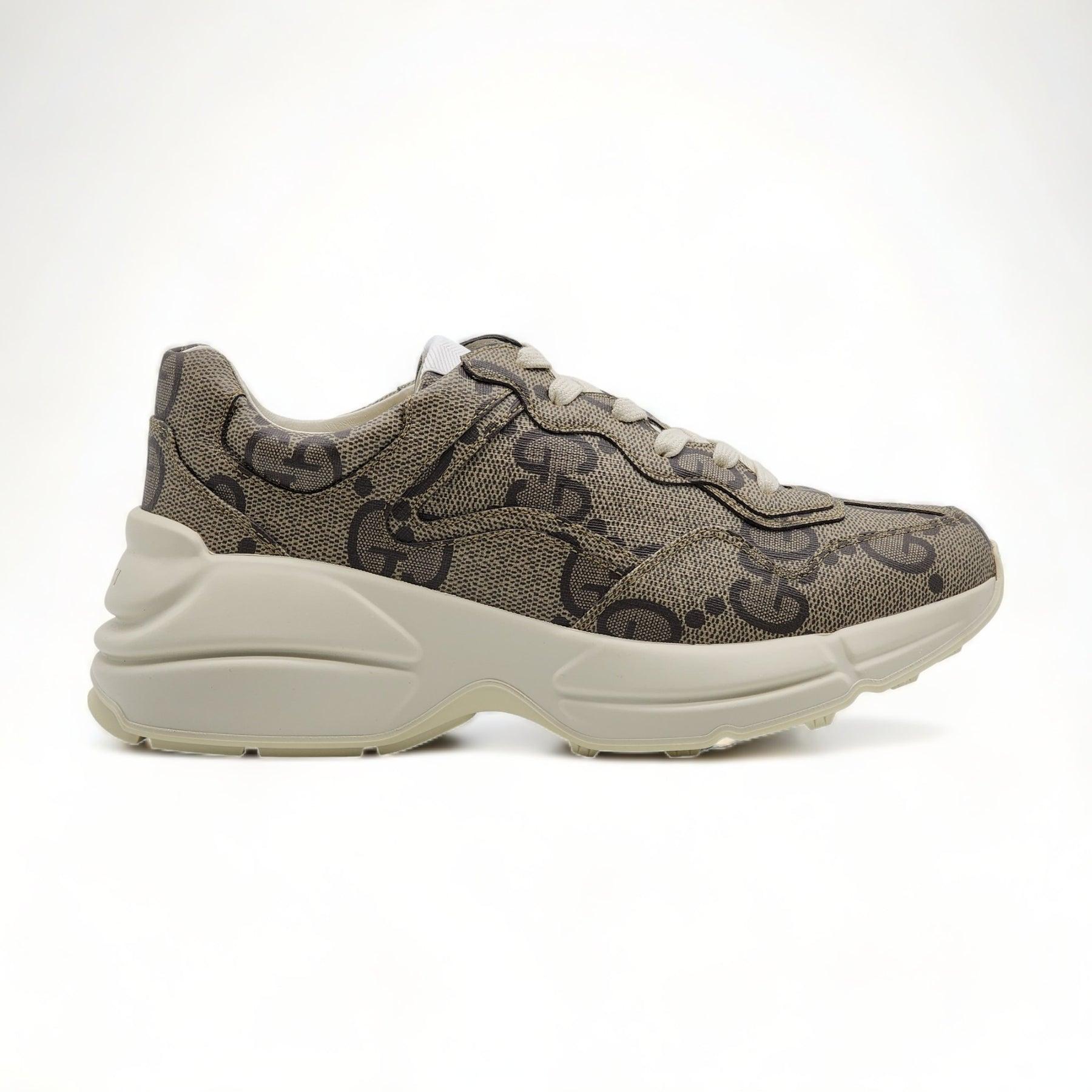 Gucci GG Supreme Canvas Men's 100 Rhyton Sneaker.

Beige and ebony maxi GG Supreme canvas.

Additional information:
Material: Canvas
White sole
Gucci logo tag
Lace-up closure
Size: UK Men's 5 (Men's 6 US, Women's 9 US).
Country: Italy
Condition: New