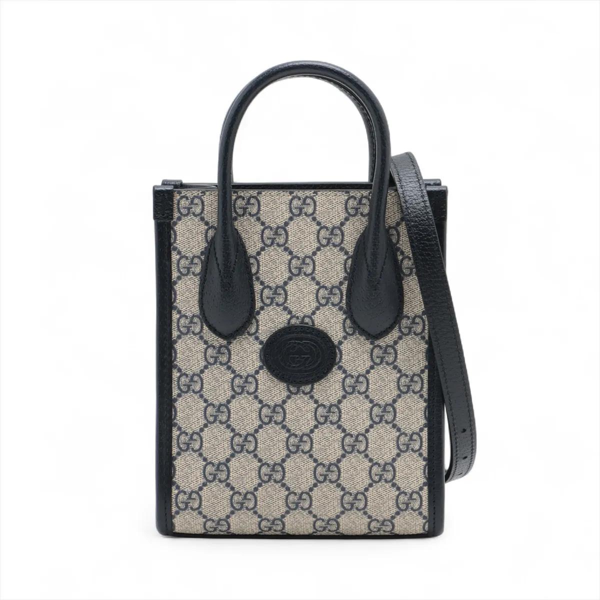 Die Gucci GG Supreme Canvas Unisex Small Tote Crossbody Bag in Marineblau ist ein praktisches und zugleich raffiniertes Stück, das alltägliche Funktionalität mit zeitlosem Design verbindet. Sie ist aus dem für die Marke charakteristischen GG Supreme