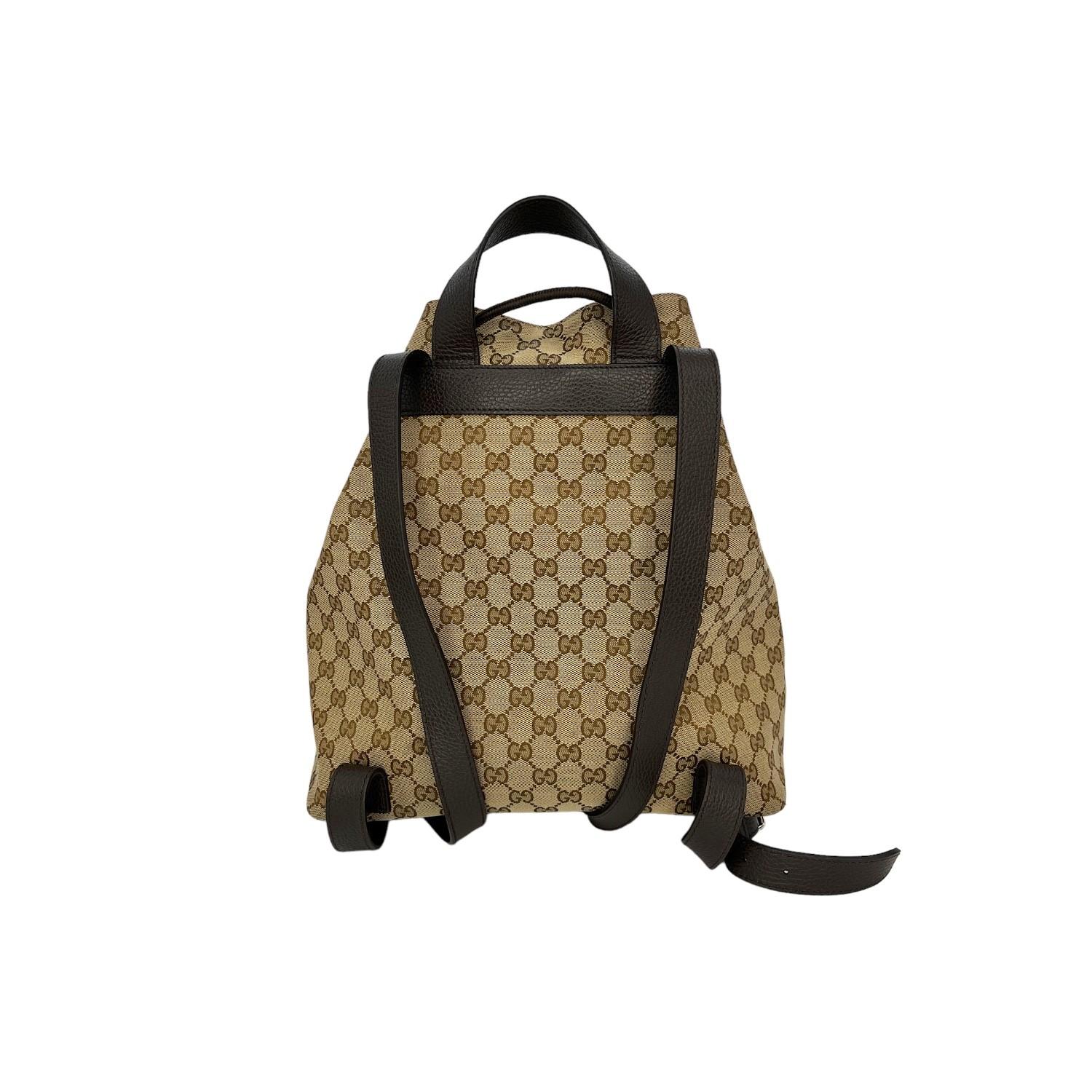 Dieser Gucci GG Supreme Drawstring Backpack wurde in Italien gefertigt und besteht aus dem kultigen GG Supreme Canvas mit Lederbesatz und silberfarbenen Beschlägen. Sie hat einen oberen Ledergriff und verstellbare Schulterriemen aus Leder. Sie hat