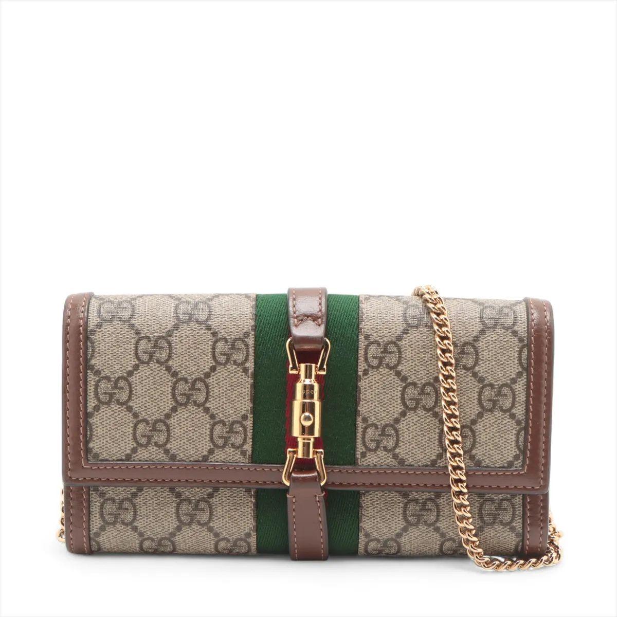 Le sac portefeuille en cuir et chaîne GG Supreme Jackie de Gucci en beige est un mélange raffiné d'inspiration vintage et de fonctionnalité moderne. Confectionnée dans la toile GG Supreme emblématique de la marque et dotée de finitions en cuir