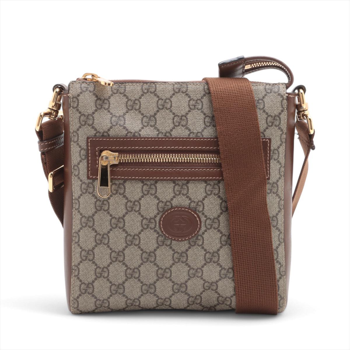 Le sac à bandoulière en cuir GG Supreme de Gucci, de couleur marron, est un accessoire raffiné qui allie harmonieusement l'héritage de la marque et le design contemporain. Confectionné dans la toile GG Supreme emblématique de Gucci, il est rehaussé