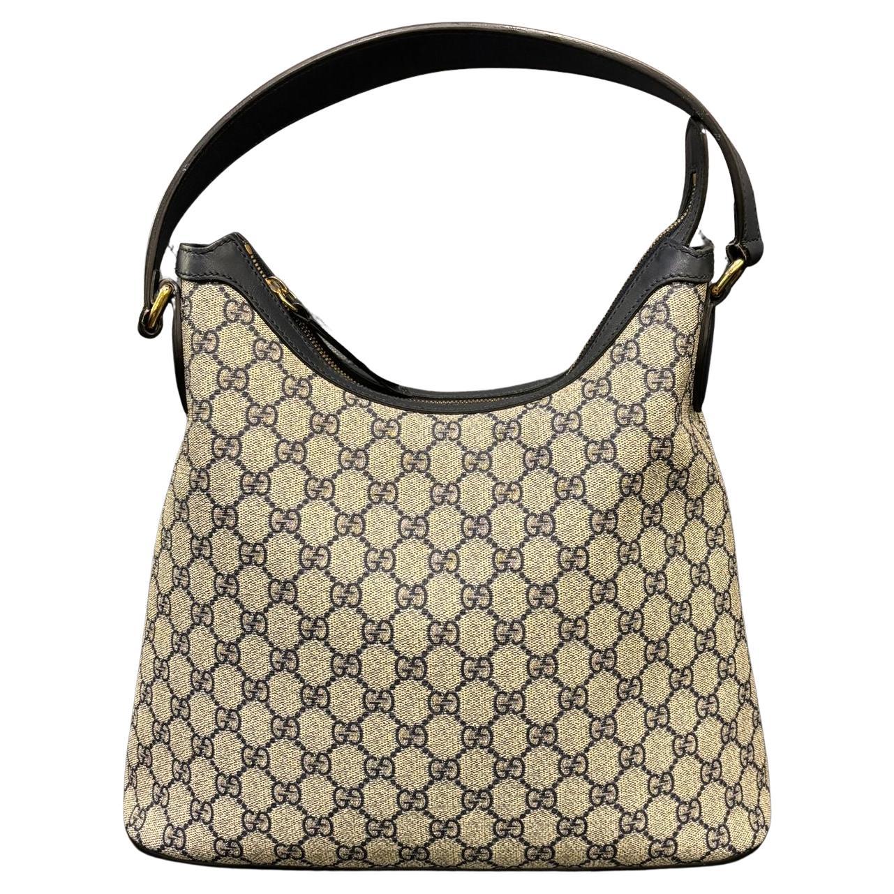 Bolso hobo Gucci GG supreme linea con correa desmontable. Puede llevar carrocería cruzada. Ligeramente desgastado, con ligeros arañazos en los detalles de cuero de los bolsillos. Cierre de cremallera. La correa de piel desmontable está ligeramente