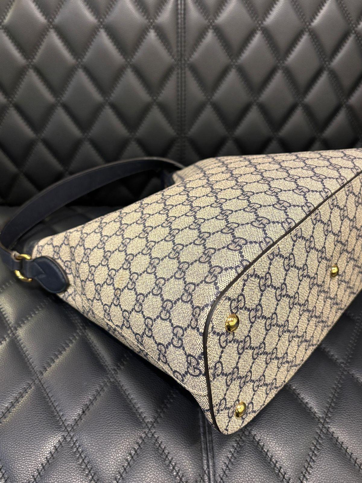 Gucci GG Supreme Linea Azul Marino Hobo Bolso de hombro Tote en Bueno estado para la venta en Jakarta, Daerah Khusus Ibukota Jakarta