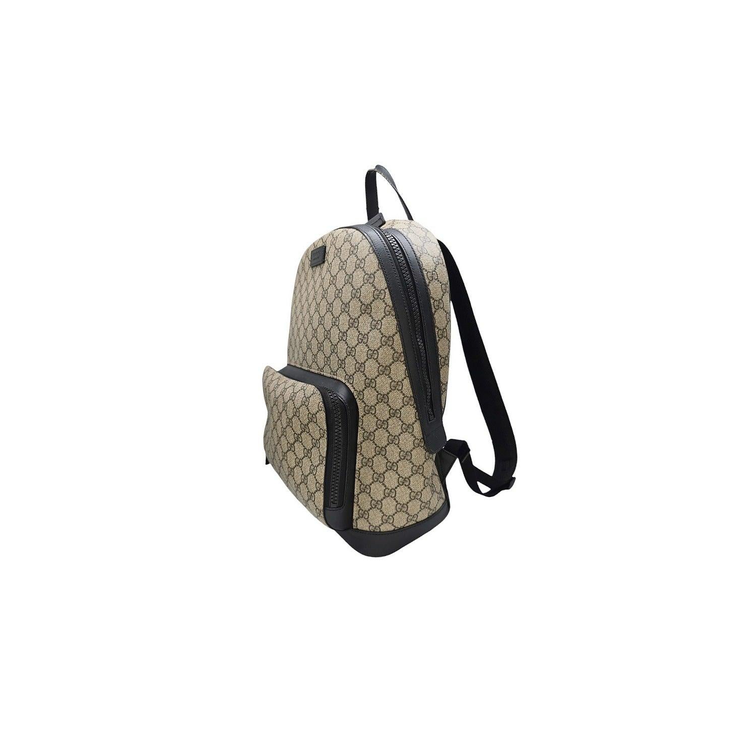 Faites l'expérience du luxe et de la sophistication avec ce sac à dos Gucci GG Supreme Medium Eden. Fabriqué en Italie avec de la toile Gucci GG Monogram finement travaillée, des garnitures en cuir et des ferrures argentées. Il est doté d'un