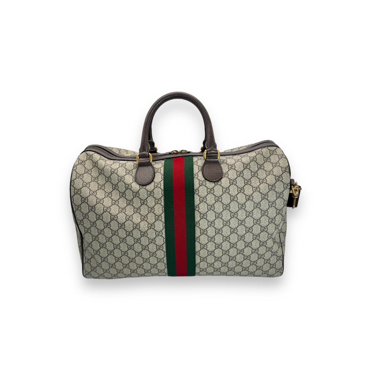 Concediti il lusso con la borsa Gucci GG Supreme Medium Savoy Duffle Bag. Realizzata in tela rivestita con il monogramma GG e finiture in pelle, questa borsa emana raffinatezza ed esclusività. L'interno spazioso è foderato in tela e presenta diverse