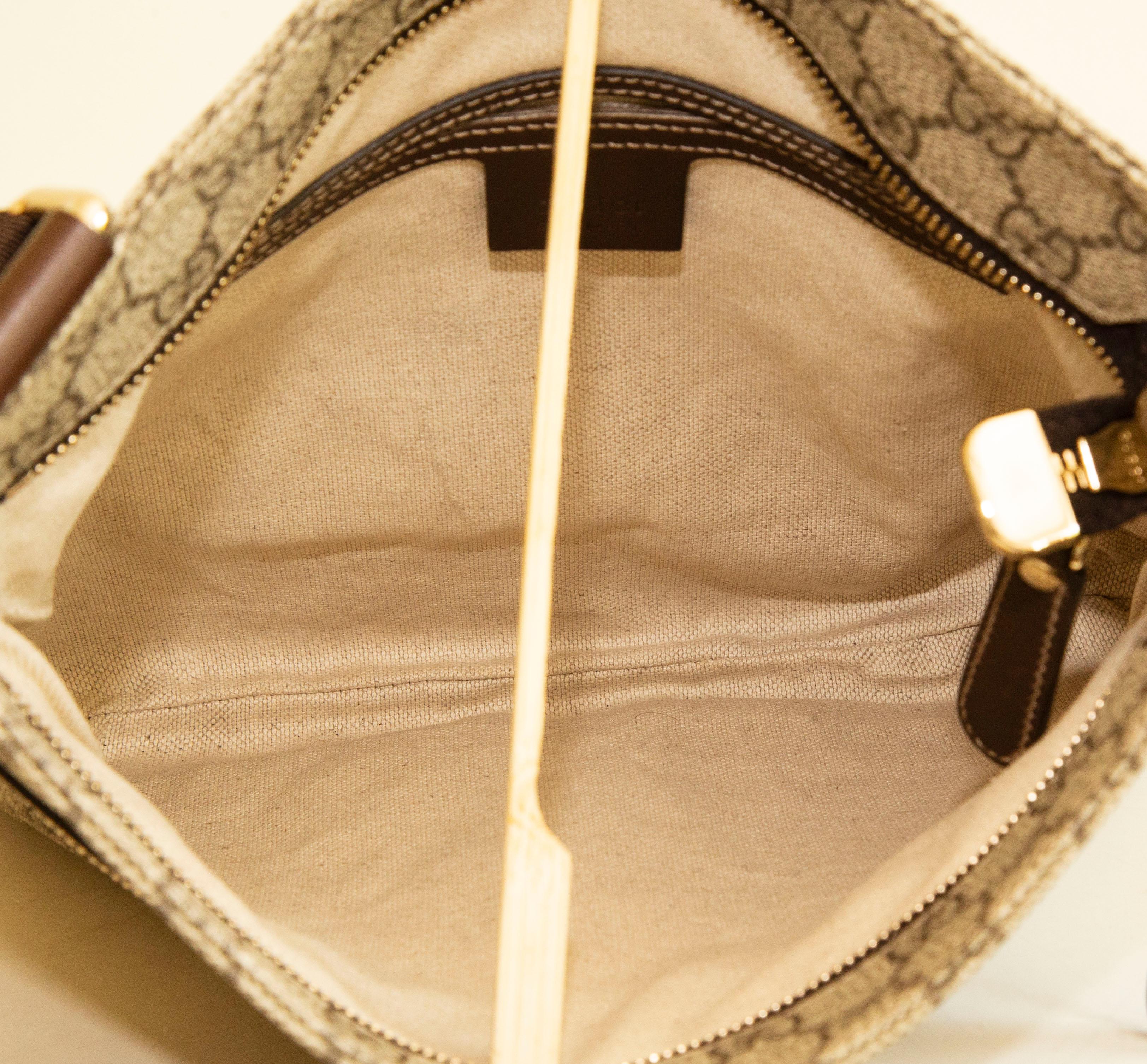 Gucci GG Supreme Messenger Bag aus beschichtetem Segeltuch und braunem Finish (Braun) im Angebot