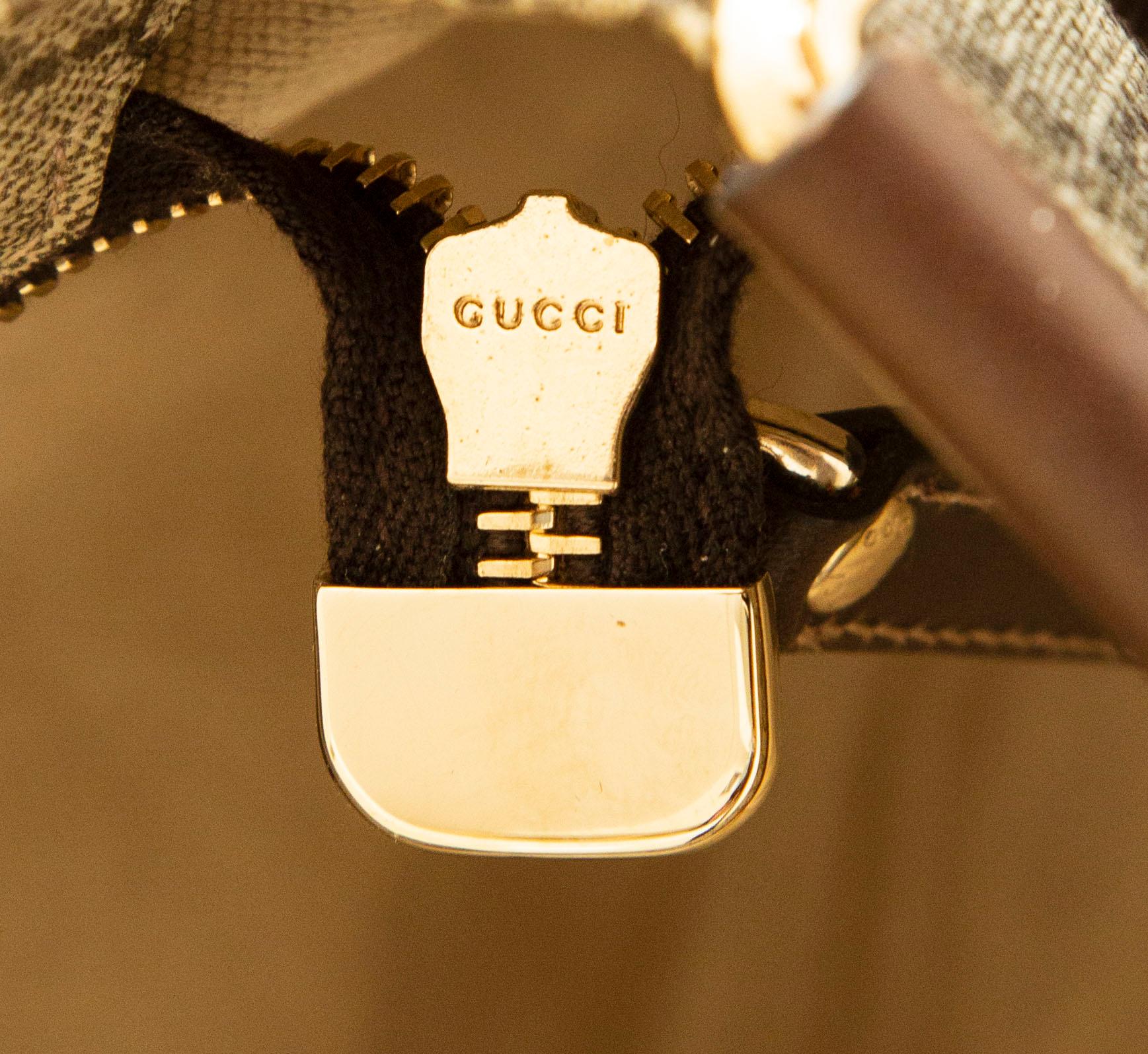 Sac messager Gucci GG Supreme en toile enduite et finition Brown en vente 4