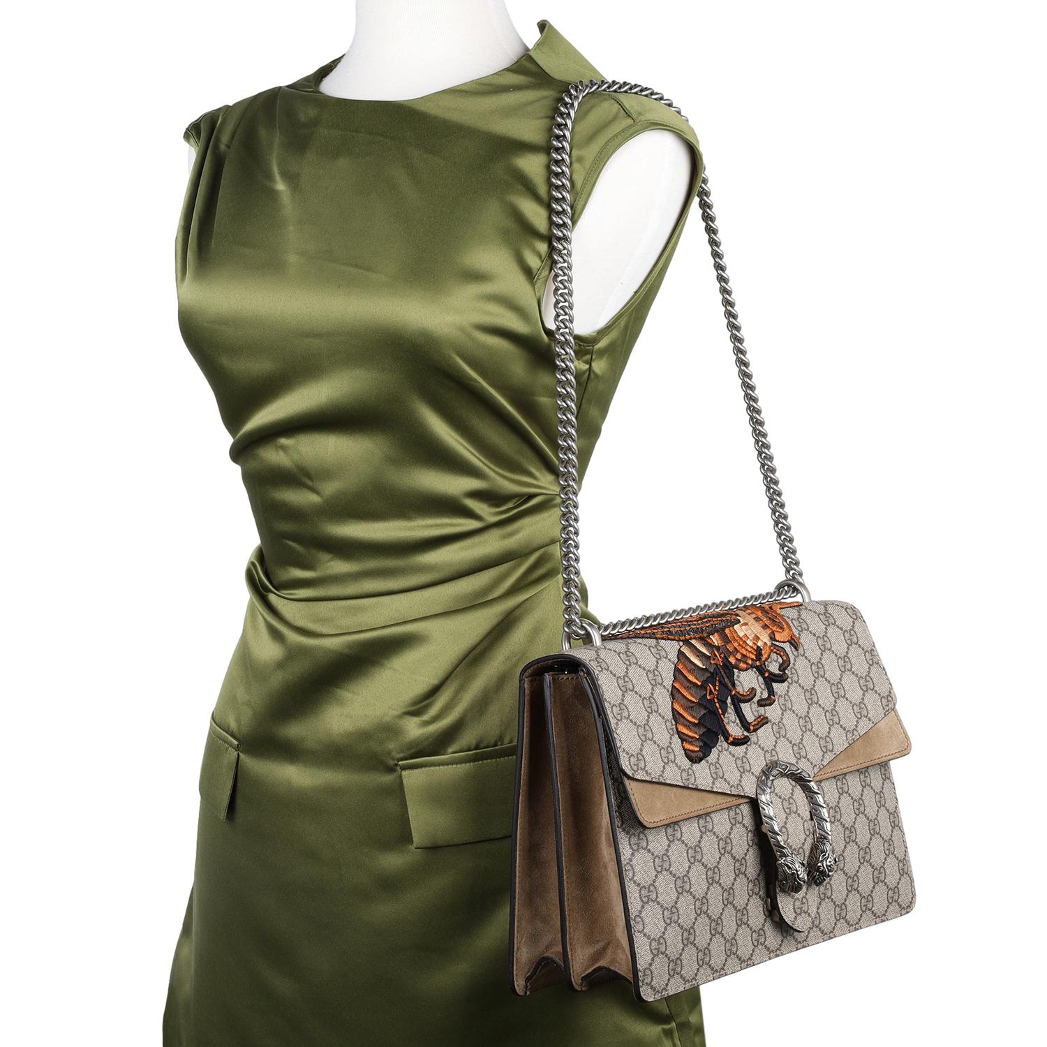 Authentic Gucci GG Supreme Monogram Bee Embroidered Medium Dionysus Shoulder Bag – Taupe

This elegant Gucci Dionysus bag is crafted from signature GG Supreme monogram canvas, offering a timeless and sophisticated look. The standout double flap