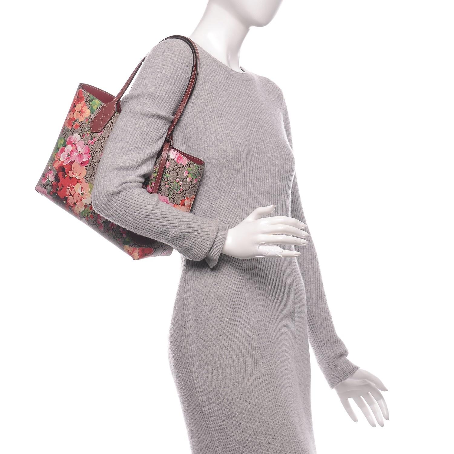 GUCCI GG SUPREME MONOGRAM BLOOMS SMALL REVERSIBLE TOTE ROSE

This small reversible tote is made of Gucci GG Supreme Monogram canvas, featuring the vibrant Blooms print with pink blooming flowers overlaying the iconic GG monogram. The tote includes