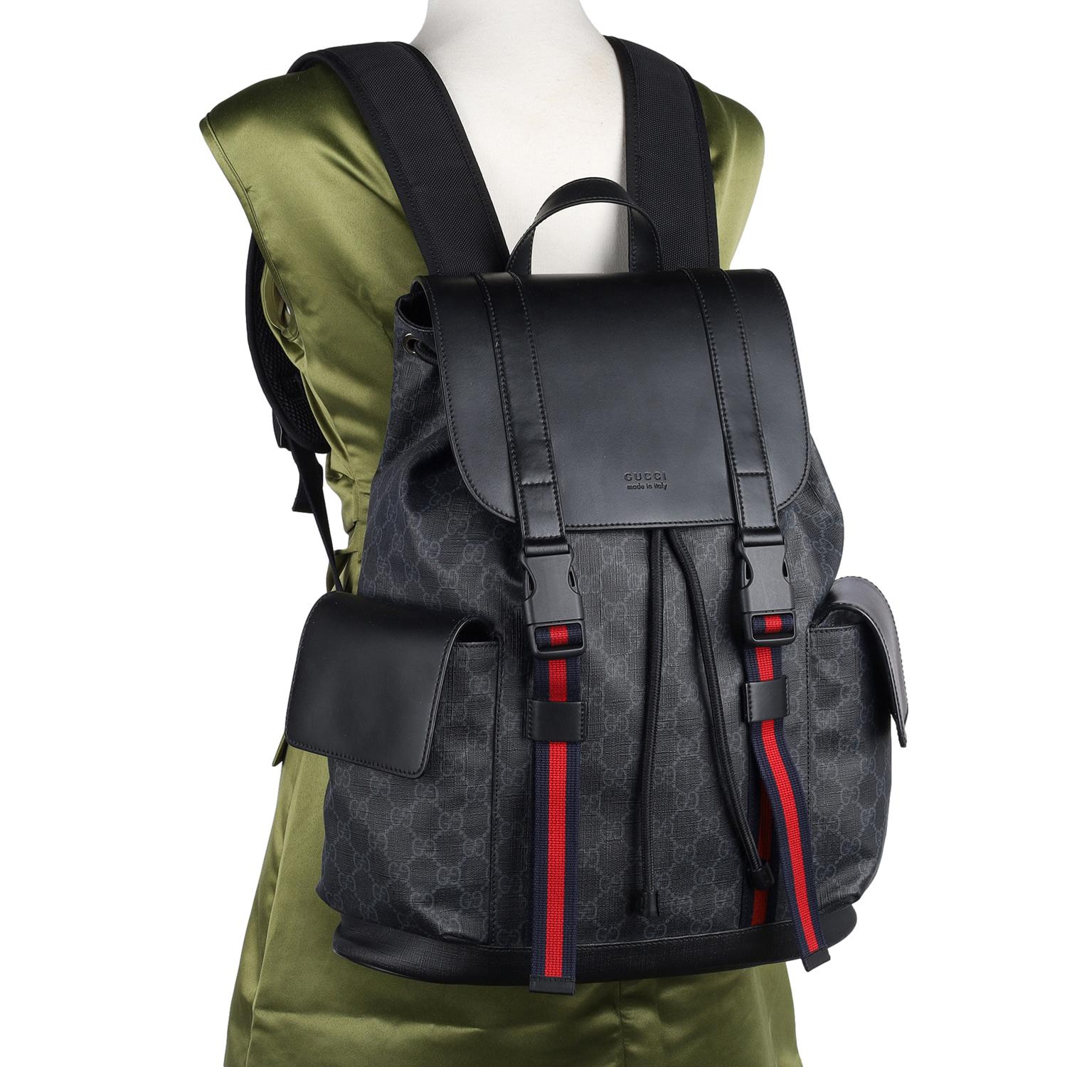 Mochila auténtica Gucci GG Supreme Monograma Piel de Becerro Web Doble Hebilla Negra. Presenta cierre frontal de solapa con hebillas, cierre de cordón, doble bolsillo frontal, interior extragrande con bolsillo de parche. Esta es la mochila unisex