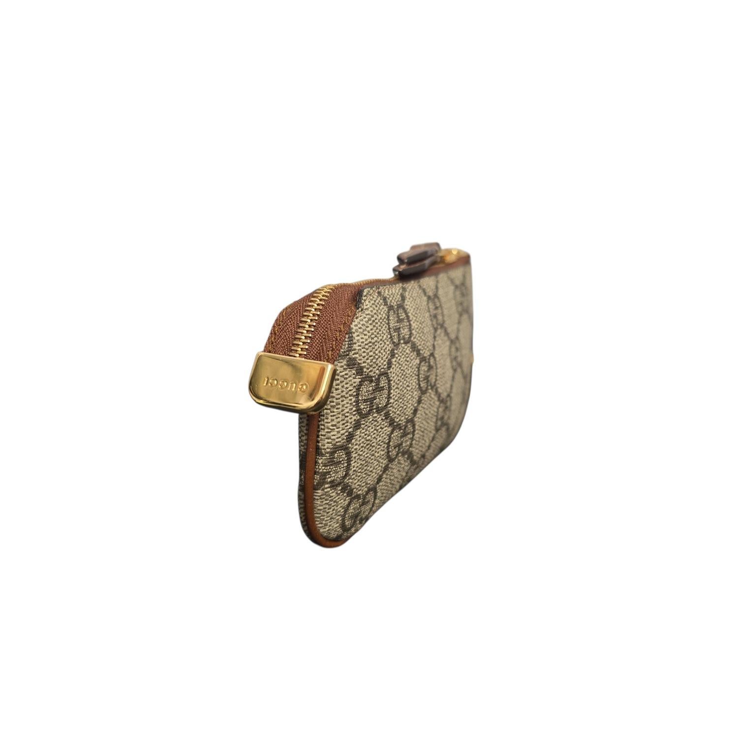 Este estuche para llaves con monograma GG Supreme de Gucci está confeccionado en lona revestida con el monograma GG de Gucci y ribeteado en piel marrón. El maletín se abre con una cremallera sobredimensionada a un interior de tela marrón con un