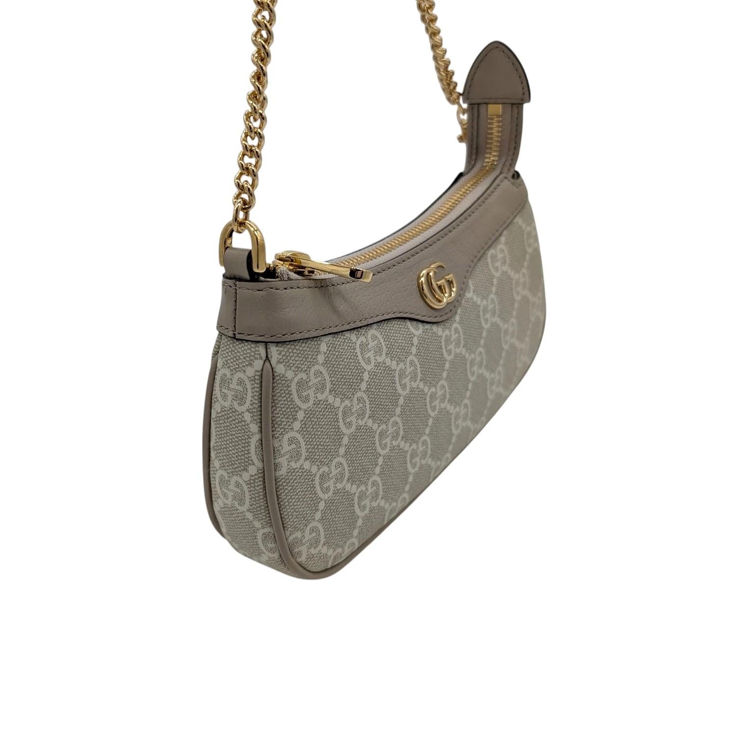 This bag is crafted of Gucci GG supreme monogram coated canvas, with beige leather trim. The bag features a chain link handle with polished gold hardware. The top zipper opens to a neutrals Cotton Linen interior with a patch pocket.

Designer: