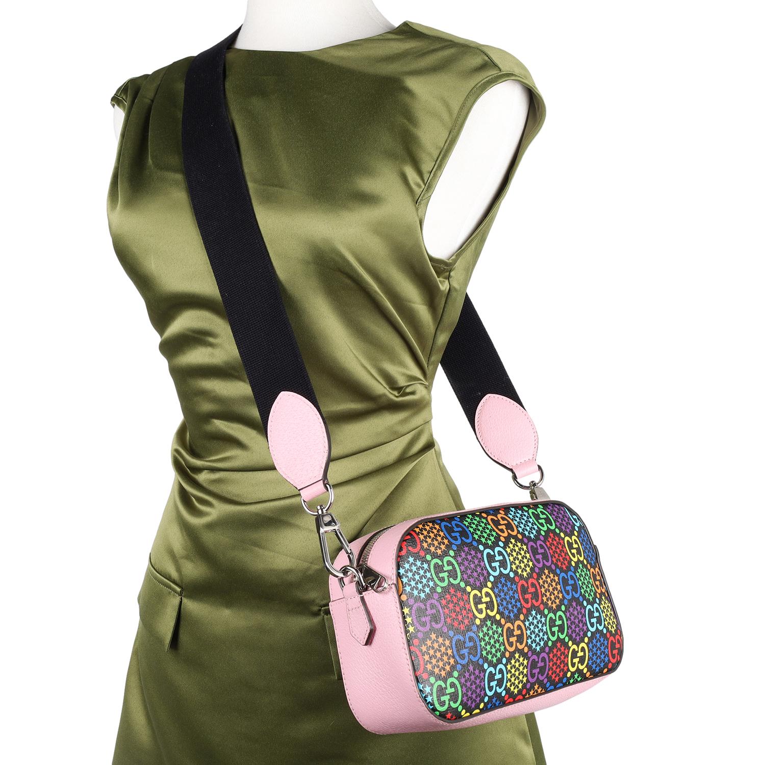 Authentische Gucci GG Supreme Monogram Psychedelic Umhängetasche Schwarz Multicolor Sugar Pink.

Diese elegante Kuriertasche besteht aus beschichtetem Canvas mit mehrfarbigem Gucci GG Monogramm, hat einen rosa Lederbesatz, einen Reißverschluss an