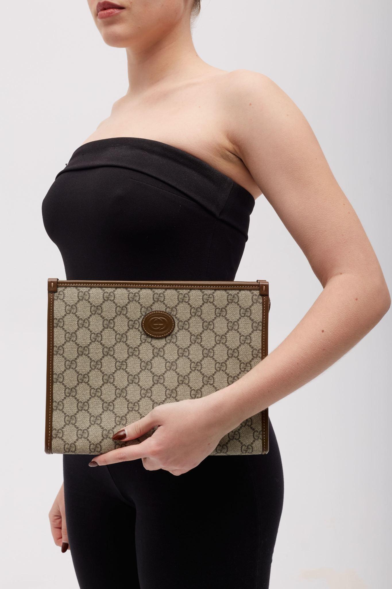 Color: ebony / beige and brown with monogram print
Material: GG supreme coated canvas
Style No.672956
Comes with: dust bag
Condition: Condition: Excellent.
Made in Italy

Measurements~
Height 8.25”
Width 10”
Depth .5”
