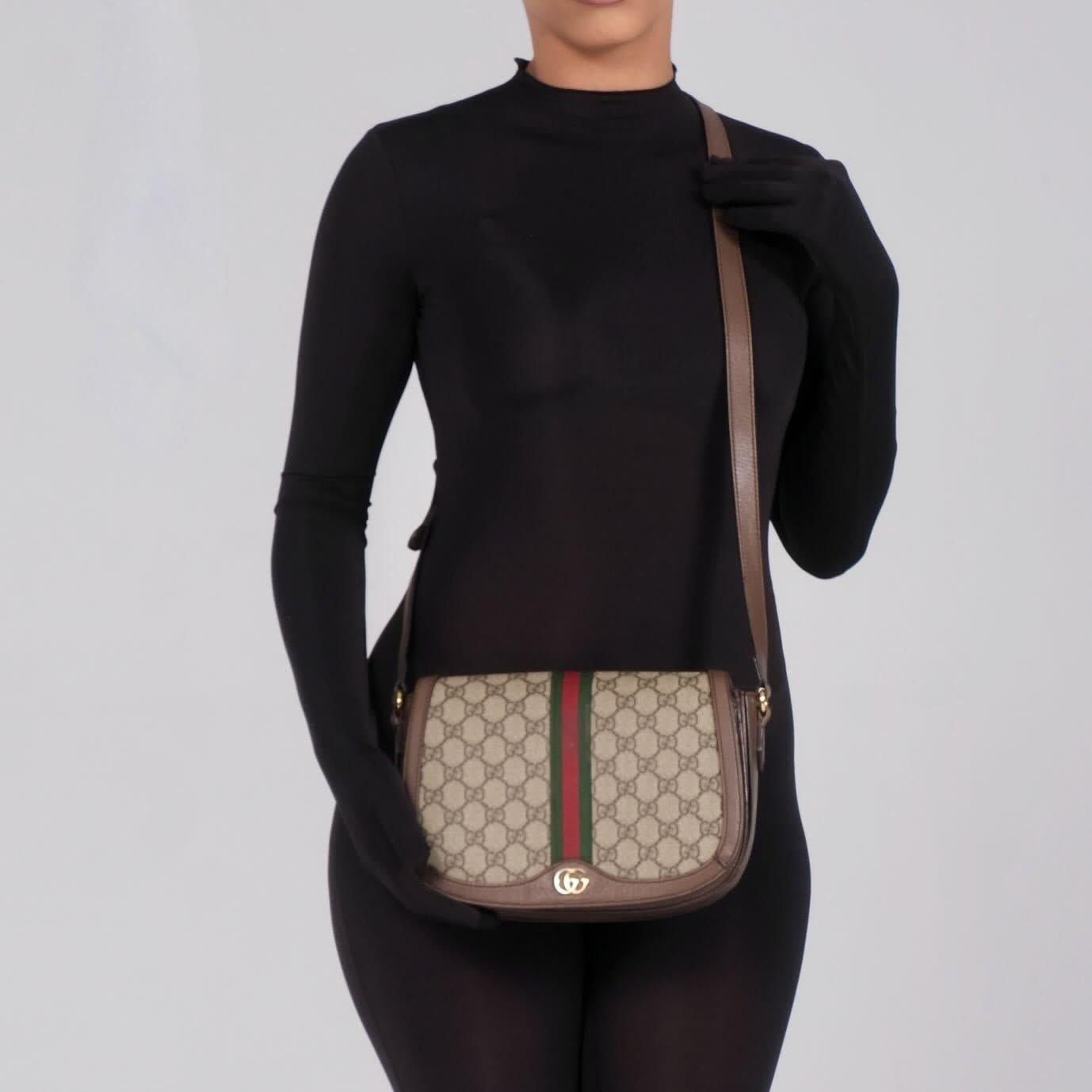 Color: ebony with web details
Material: GG supreme coated canvas with leather details
Model No. 601024
Comes with: generic dust abg
Condition: Good. Light marks throughout. Stains and marks to interior. Faint scratches.
Made in
