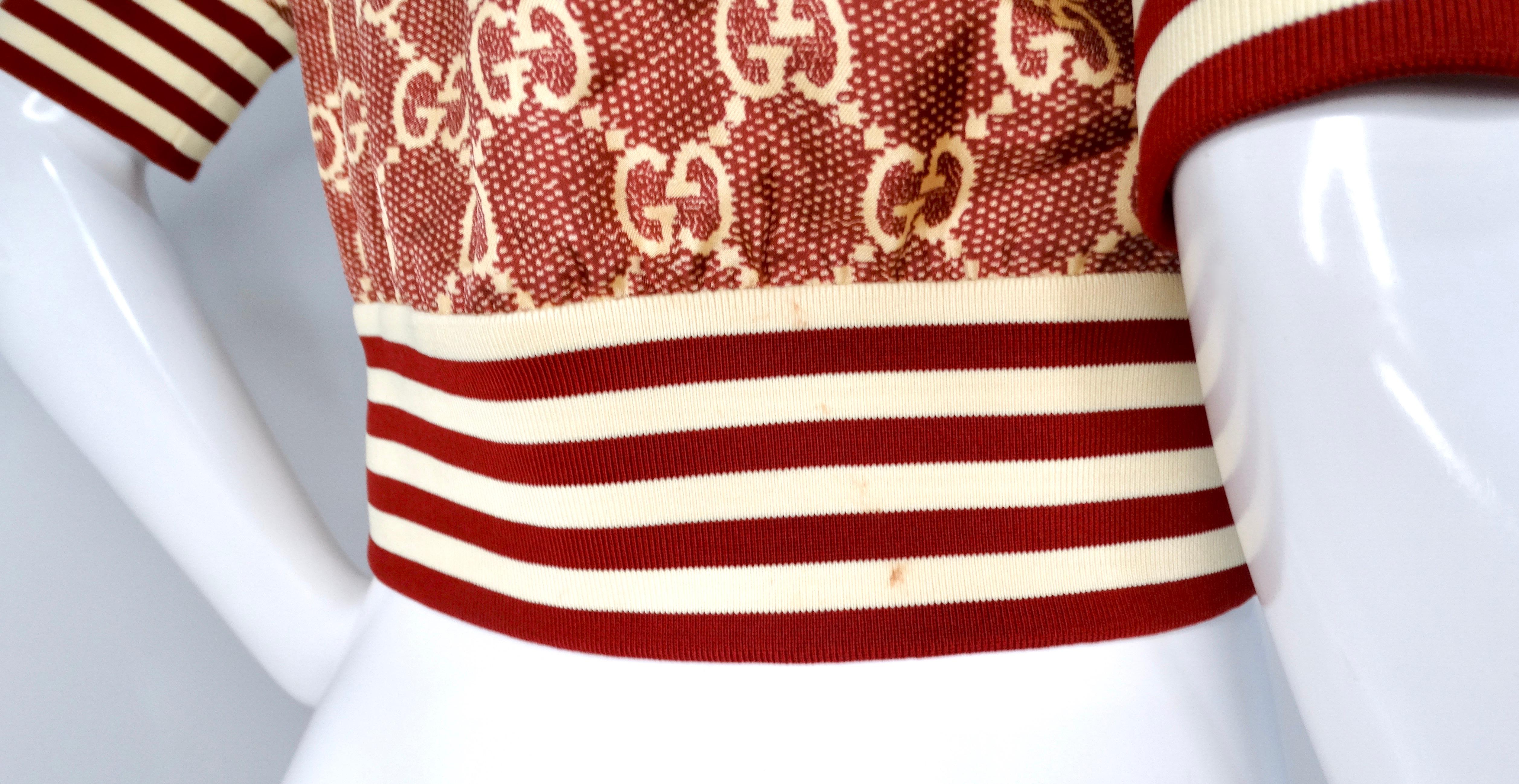 Veste de survêtement en soie bourguignonne Gucci GG Supreme Circa 2022 en vente 4