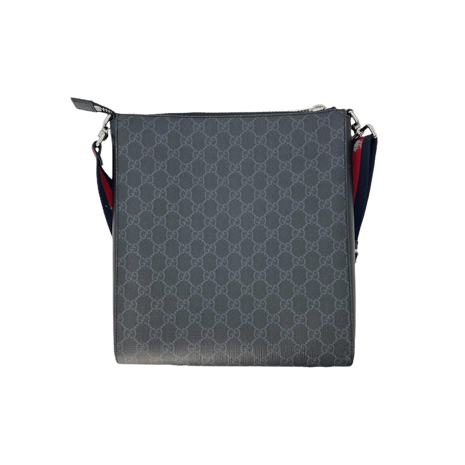 This Gucci GG Supreme Flat Messenger was made in Italy and it is finely crafted of the iconic Gucci GG Supreme coated canvas with leather trimming and Palladium-tone hardware features. It has a frontal zipper pocket. It has an adjustable flat