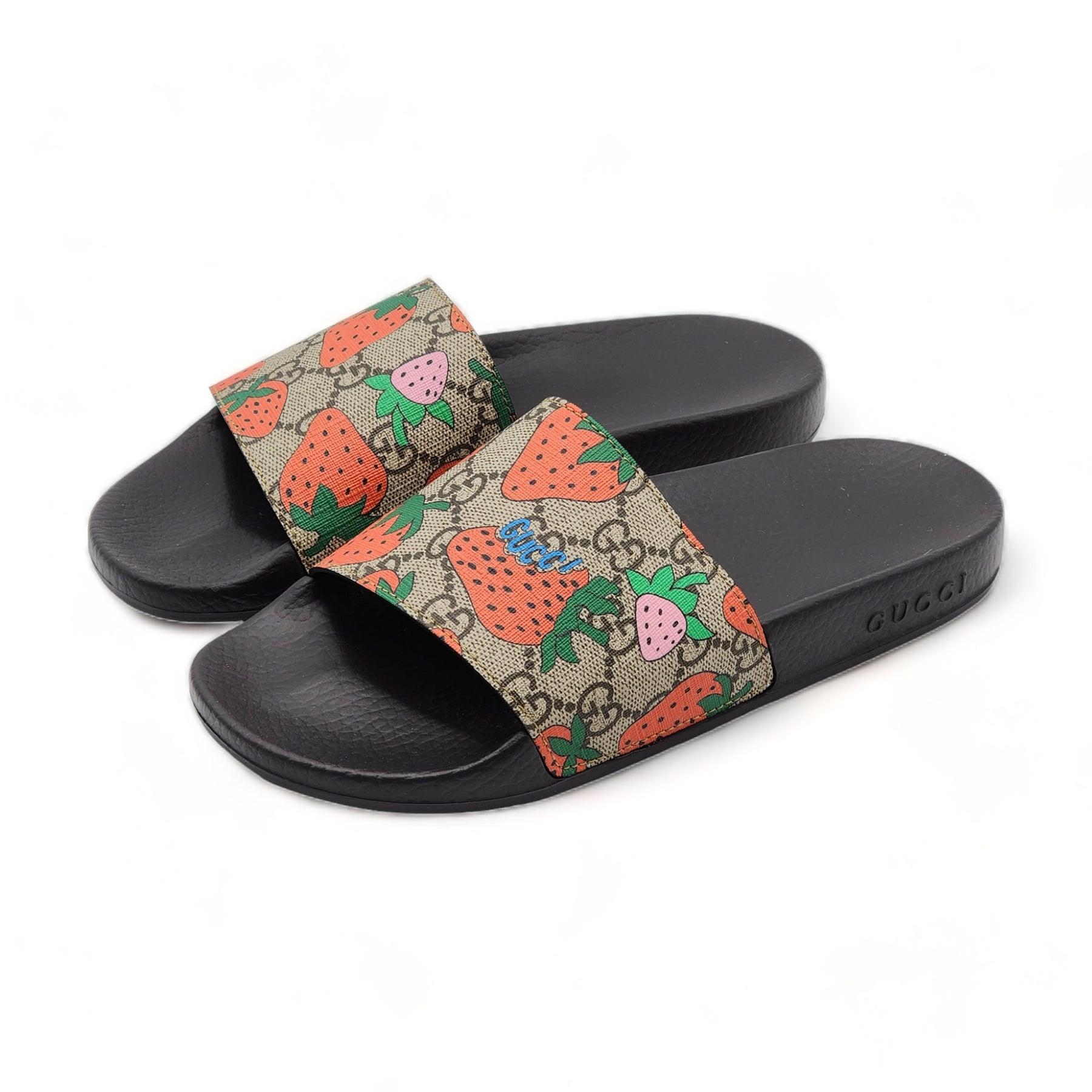 Noir Gucci GG Supreme Strawberry Slides en toile en vente