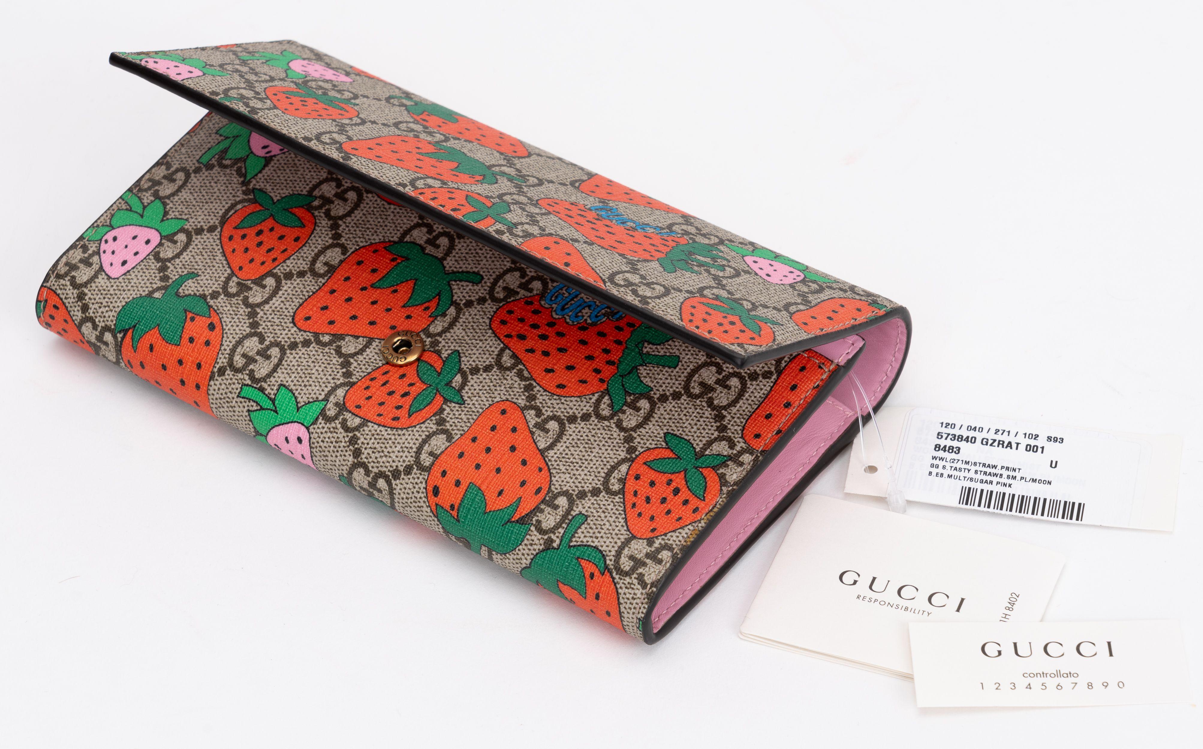Gucci GG Supreme Strawberry Wallet NEW  1