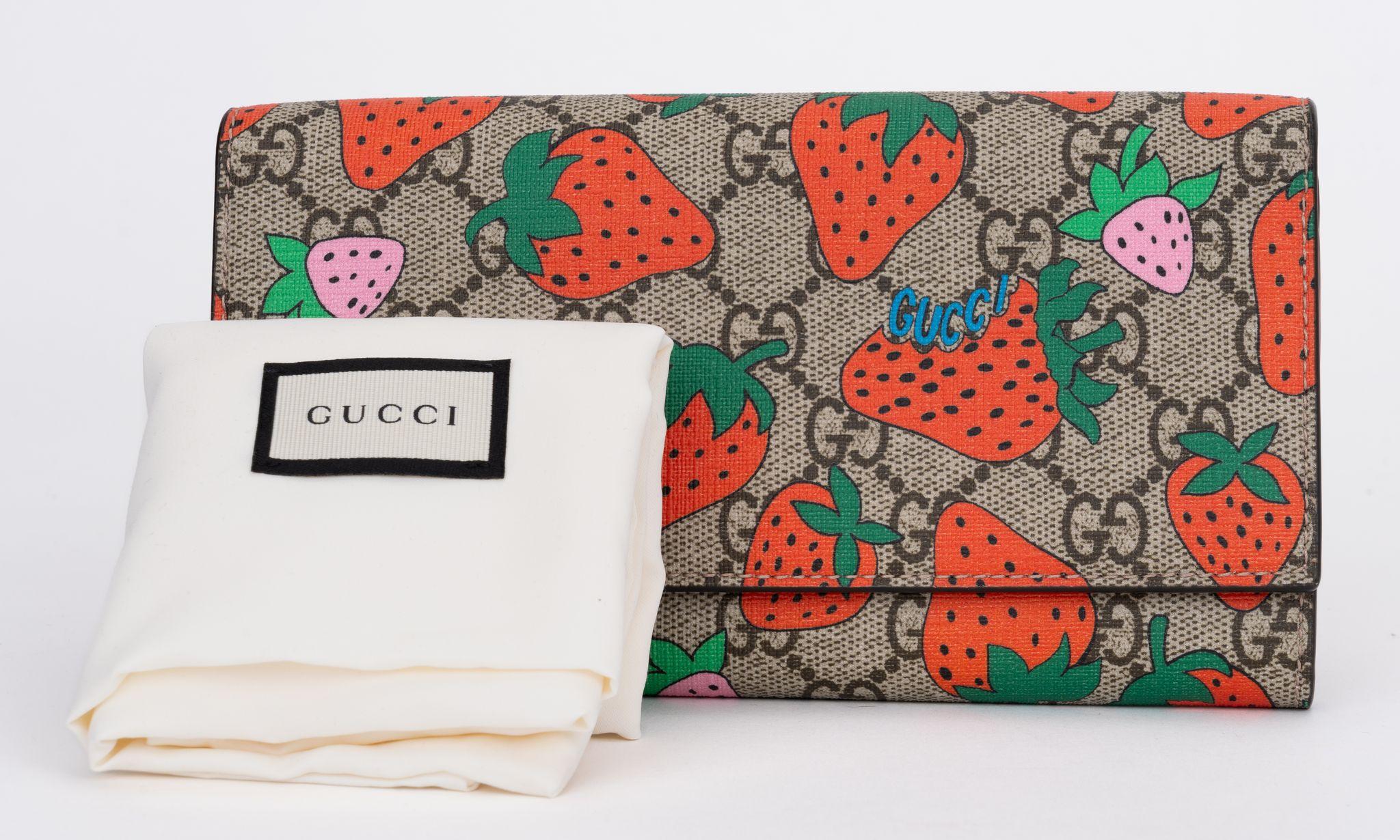 Gucci GG Supreme Strawberry Wallet NEW  3