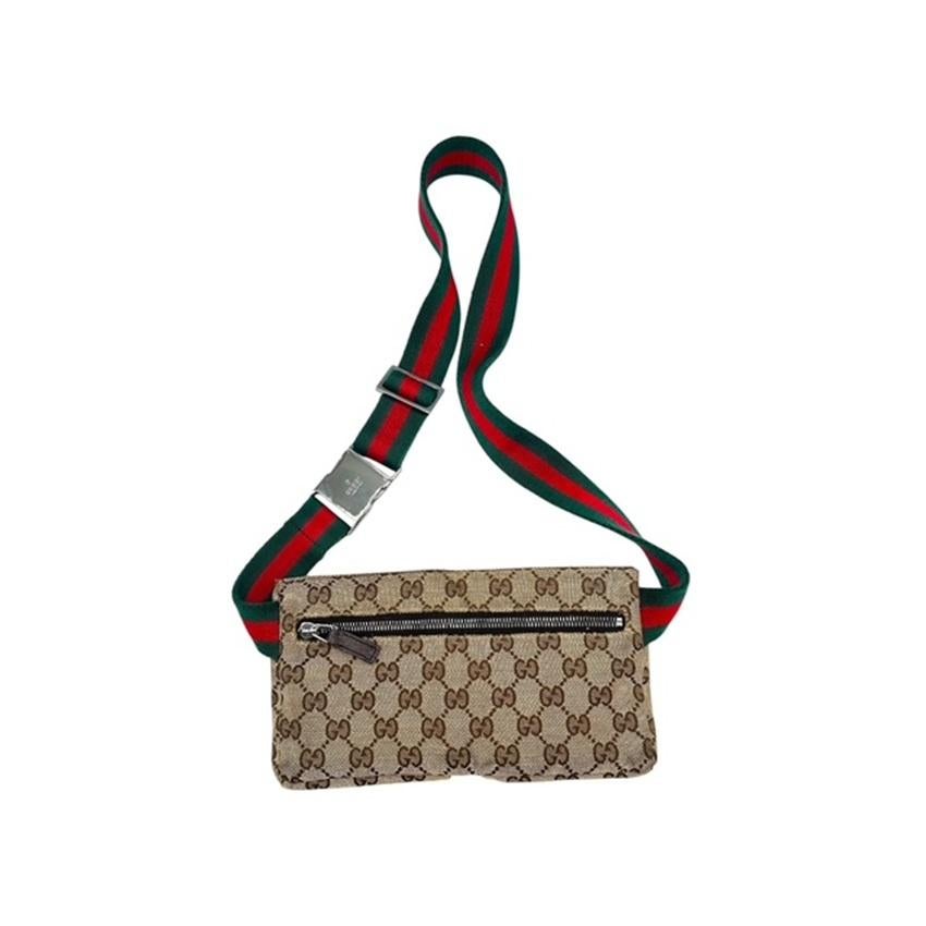 Porta con te i tuoi oggetti essenziali nel lusso più autentico con questo marsupio a doppia tasca in tela Gucci Original GG. Caratterizzata dall'iconica tela GG con finiture in pelle e finiture in argento, presenta due tasche anteriori e una tasca