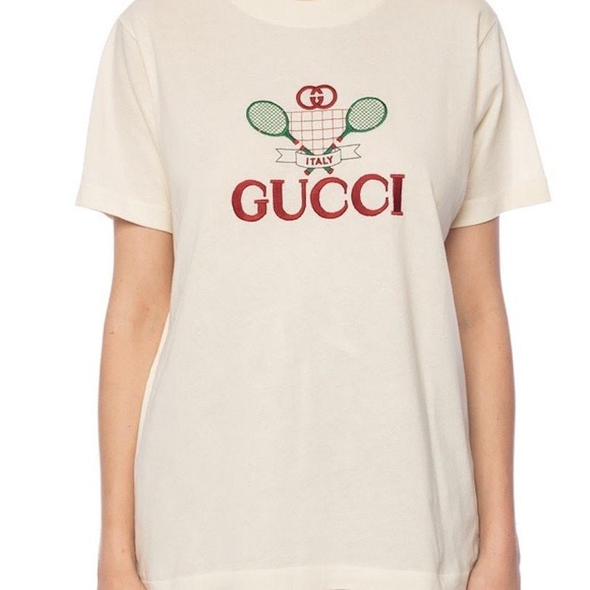 This cotton Gucci t-shirt features an embroidered tennis emblem with logo, a preppy flair, a retro twist a crew neck and short sleeves. The Gucci Tennis embroidery is inspired by the House's archive pieces for a country club from 1987. With a retro