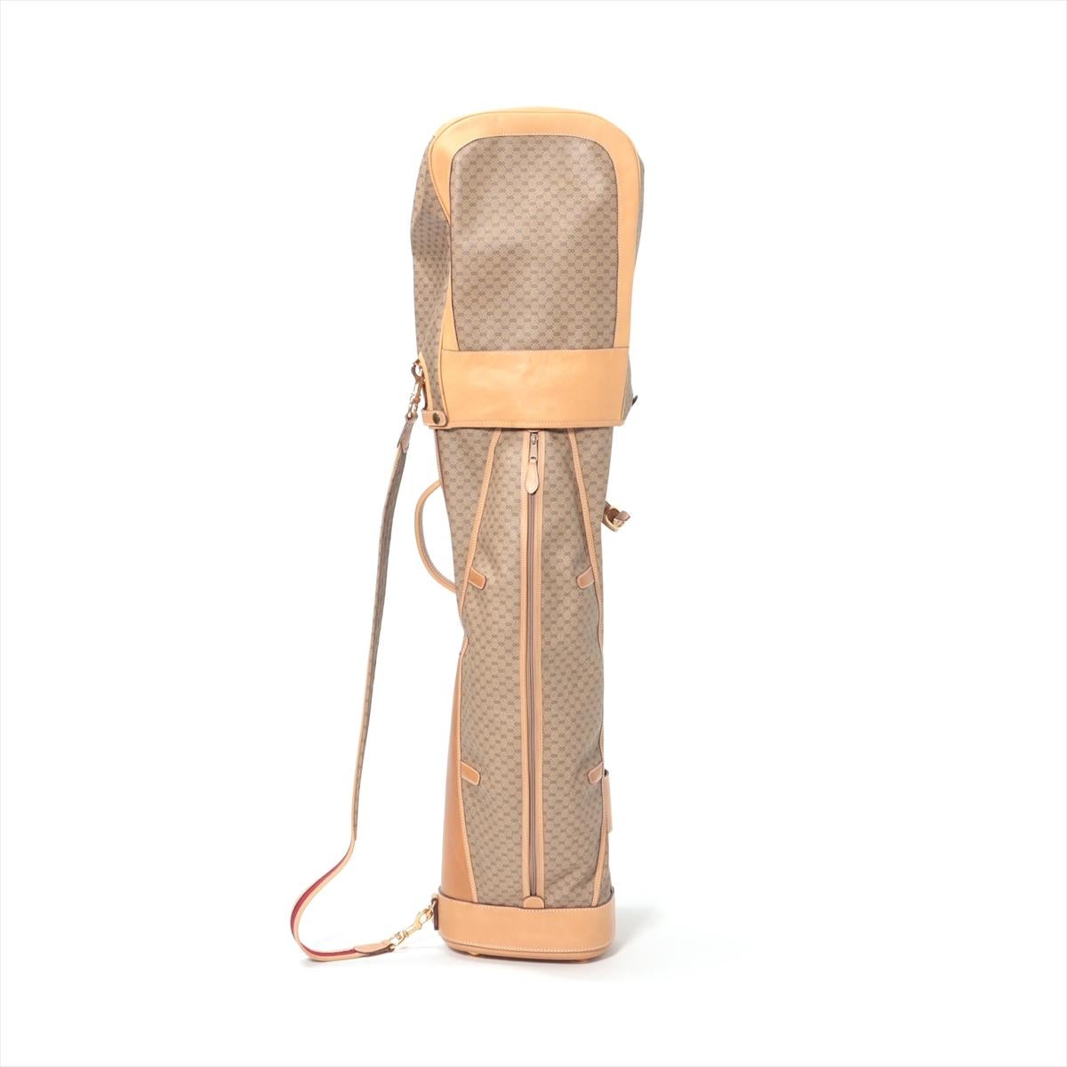 La borsa da golf in pelle Gucci GG Supreme in Beige x Light Brown è un accessorio elegante e versatile che fonde perfettamente lusso ed eleganza sportiva. Realizzata con l'iconica tela GG Supreme e finiture in pelle, la sacca da golf emana
