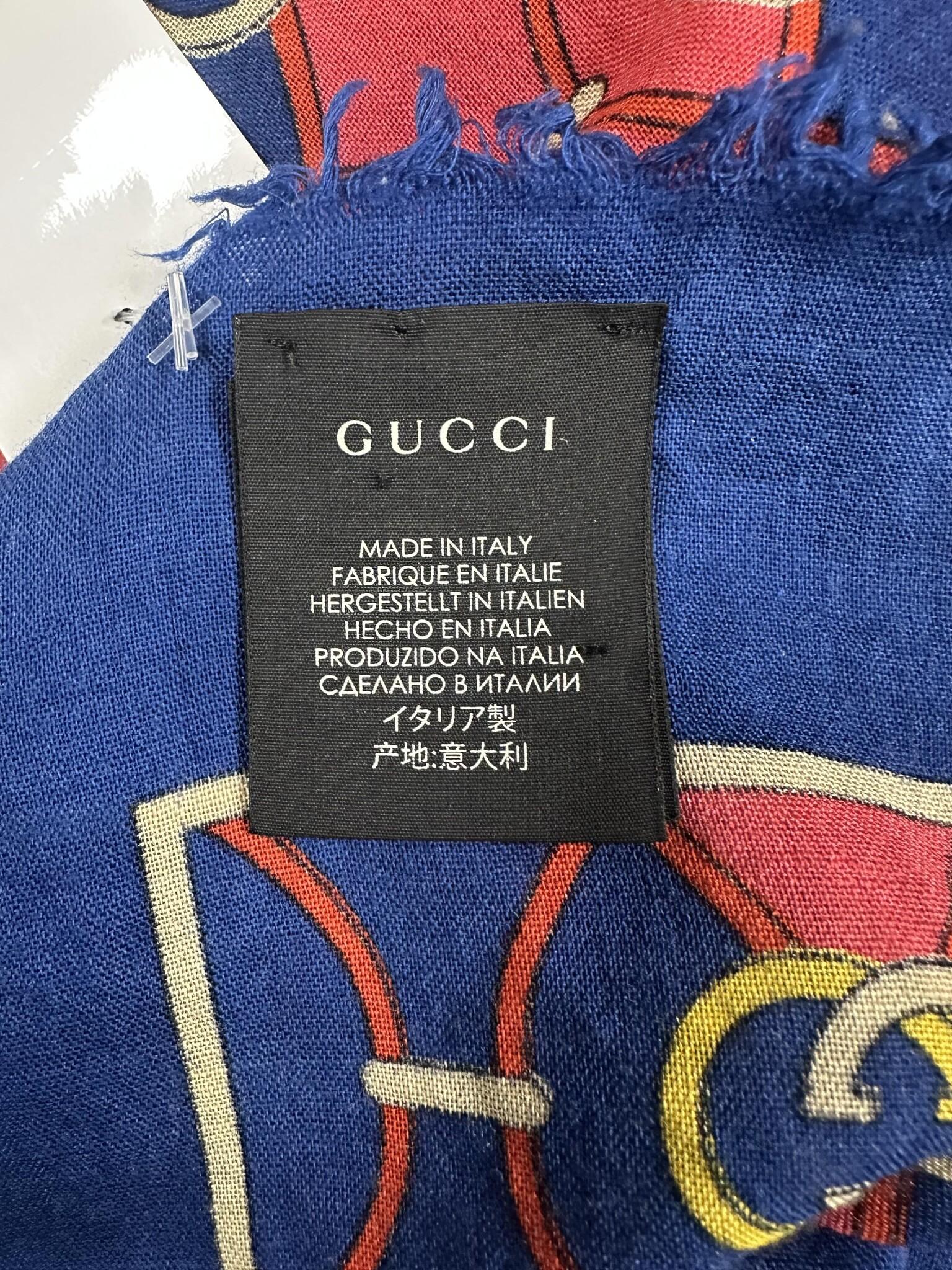 GUCCI GG WAVES RHOMBUS NAVY WOOL SILK SCARF

This Gucci GG Waves Rhombus Silk Scarf is crafted from Italian silk and features the iconic rhombus motif in navy, red, and gold, a design that dates back to the 1930s. The pattern blends the interlocking