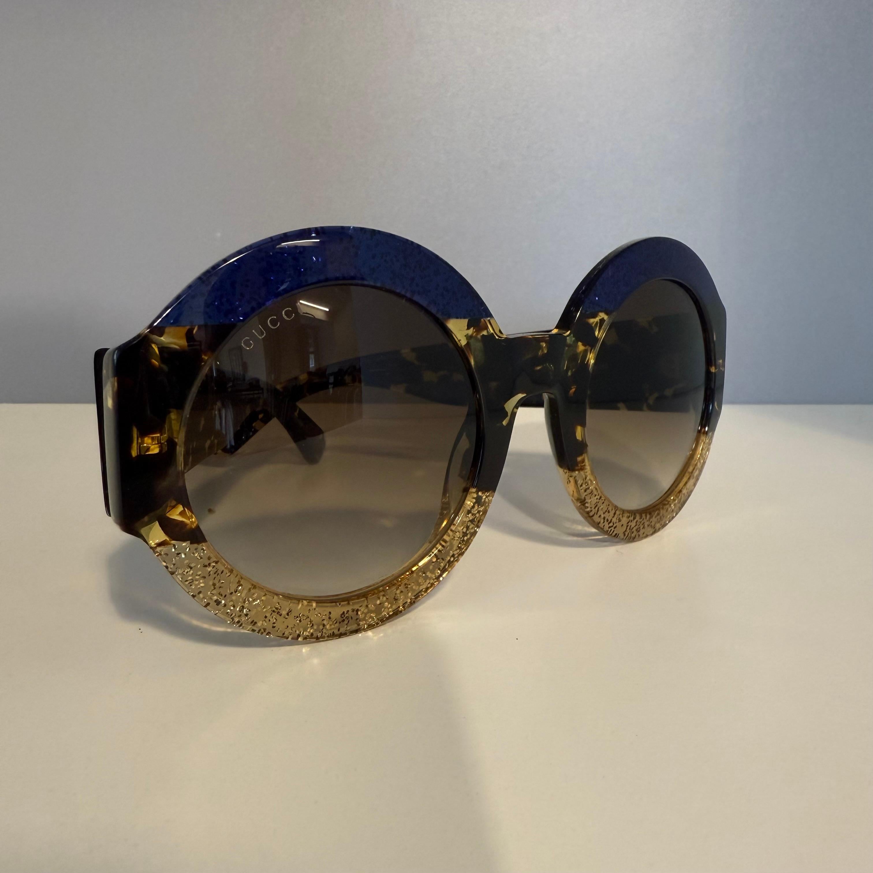 Occhiali da sole Gucci belli e alla moda
GG 0084S-002
Lenti rotonde
Blu, animalier, mix dorato
Stile glitterato
Logo GG Golden
Larghezza totale cm 14 (5,5 pollici)
Altezza cm 6 (2,36 pollici)
Con custodia e borsa
Spedizione espressa in tutto il