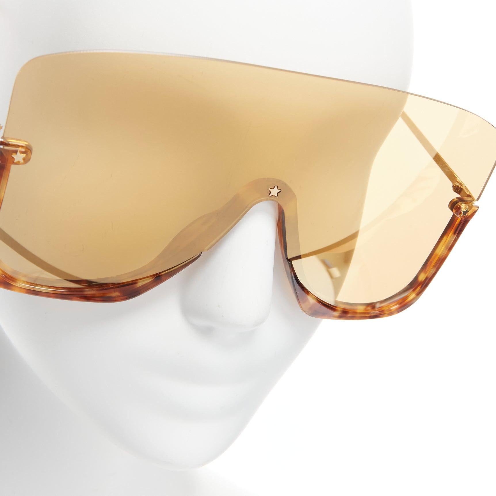 GUCCI GG0540S Blonde Havana brown oversized shield sunglasses
Reference: TGAS/D00638
Brand: Gucci
Designer: Alessandro Michele
Model: GG0540S
Material: Acetate
Color: Brown, Gold
Pattern: Solid
Lining: Gold Metal
Extra Details: Part of the Cruise