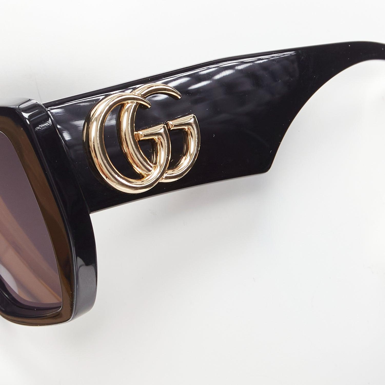 GUCCI GG0956S black cream cruella bicolor square oversiezd sunnies
Reference: TGAS/D01042
Brand: Gucci
Designer: Alessandro Michele
Model: GG0956S
Material: Acetate
Color: Cream, Black
Pattern: Logomania
Lining: Cream Acetate
Extra Details: GG logo
