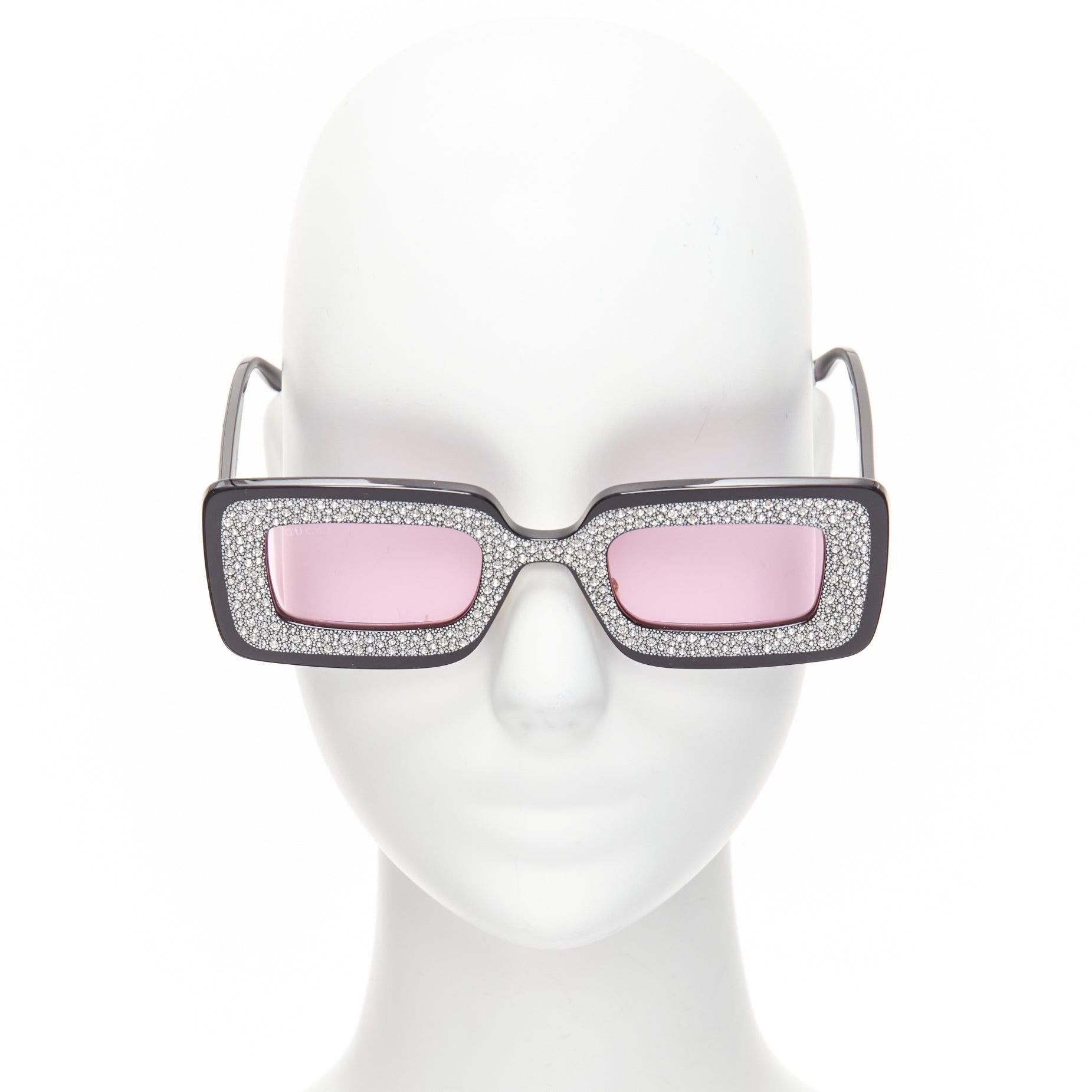 Gucci GG0974S occhiali da sole rettangolari con montatura in cristallo argento e lenti rosa
Riferimento: TGAS/D01052
Marchio: Gucci
Designer: A. Michel
Model No: GG0974S
Materiale: Acetato
Colore: Nero, Silver
Modello: Tinta unita
Fodera: Acetato