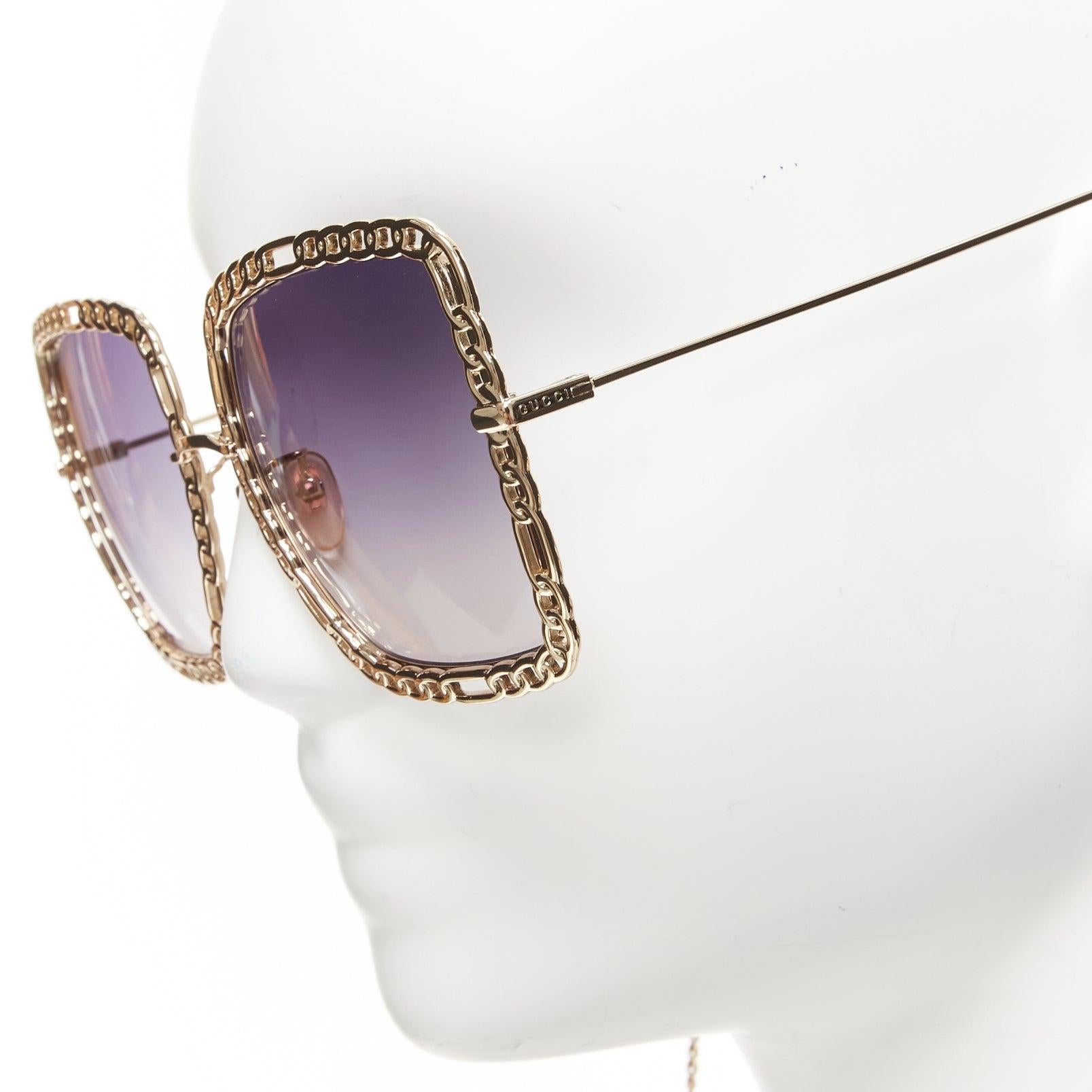 Gucci GG1033S Occhiali da sole quadrati oversize con catena dorata e charm GG
Riferimento: TGAS/D01055
Marchio: Gucci
Designer: A. Michel
Modello: GG1033S
Materiale: Metallo
Colore: Oro, Nero
Modello: Tinta unita
Fodera: Metallo dorato
Dettagli