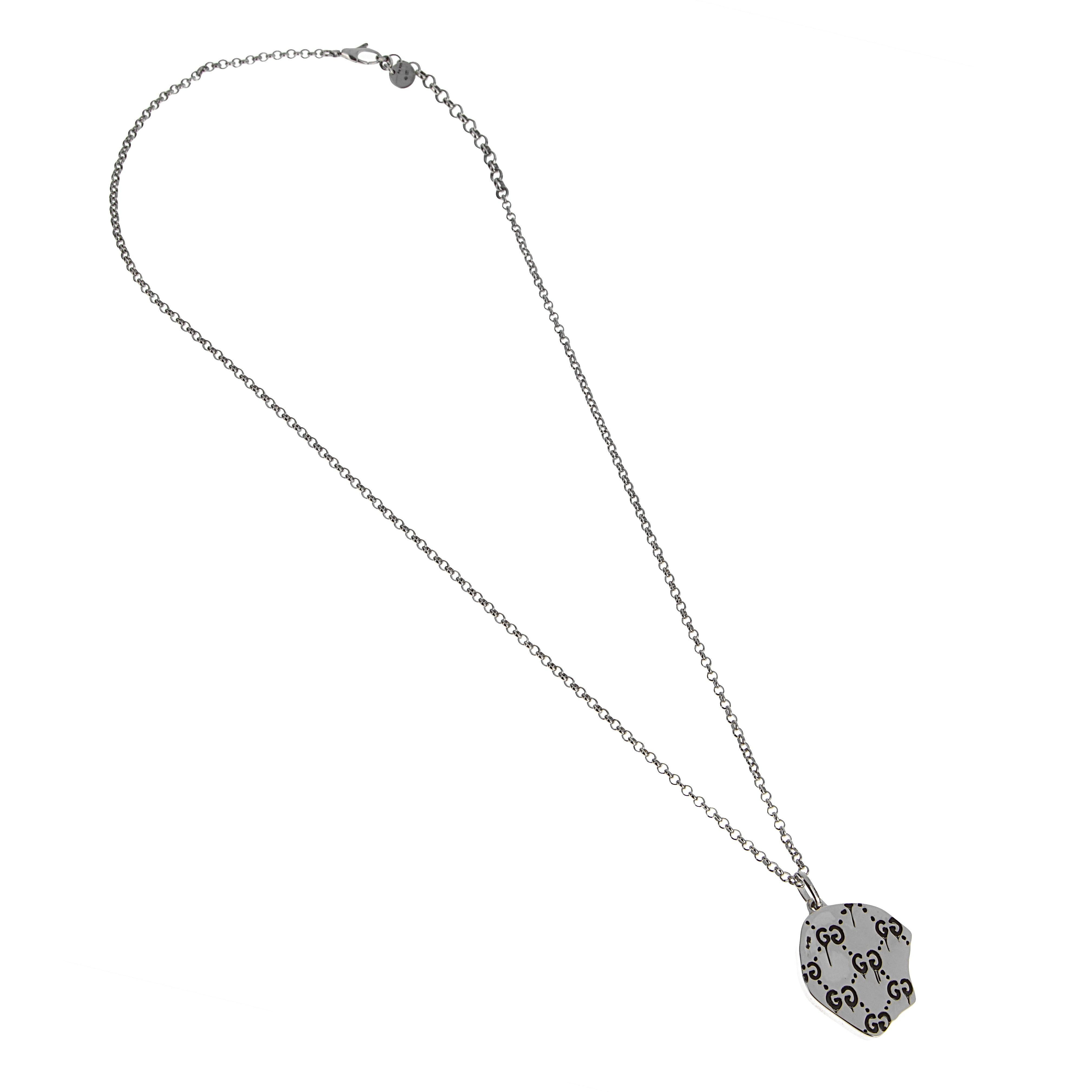 La collana Ghost Black Enamel Skull di Gucci incarna l'audacia e lo stile d'avanguardia. Questa collana, fedele al suo marchio, fonde il lusso con l'arte di strada, rendendola un pezzo di grande effetto.

Al centro di questa creazione unica c'è un