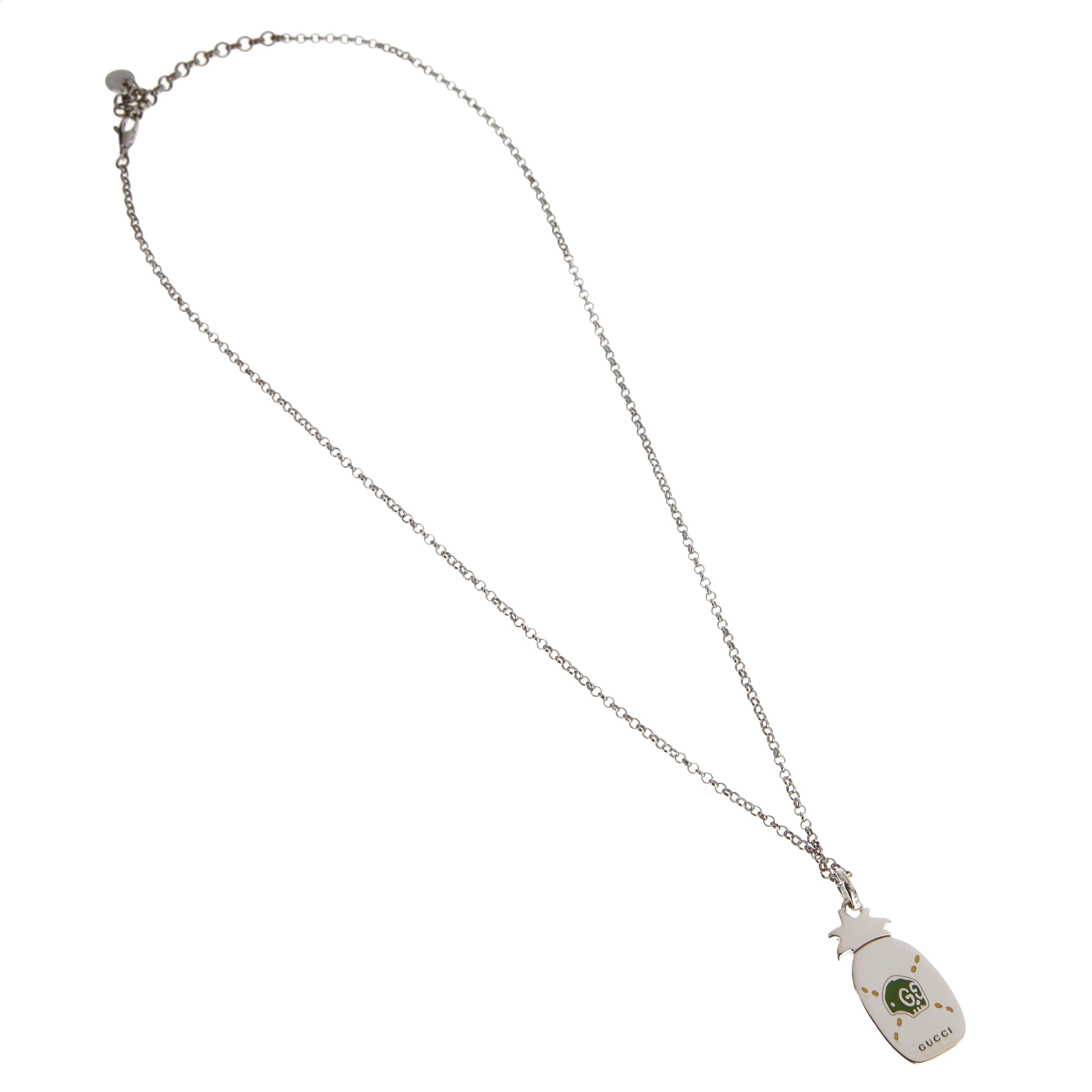 Questa caratteristica collana, realizzata in argento sterling, presenta un giocoso ciondolo a forma di ananas, che incarna un tocco artistico e audace. Il lato in smalto giallo vibrante è ornato da una scritta 
