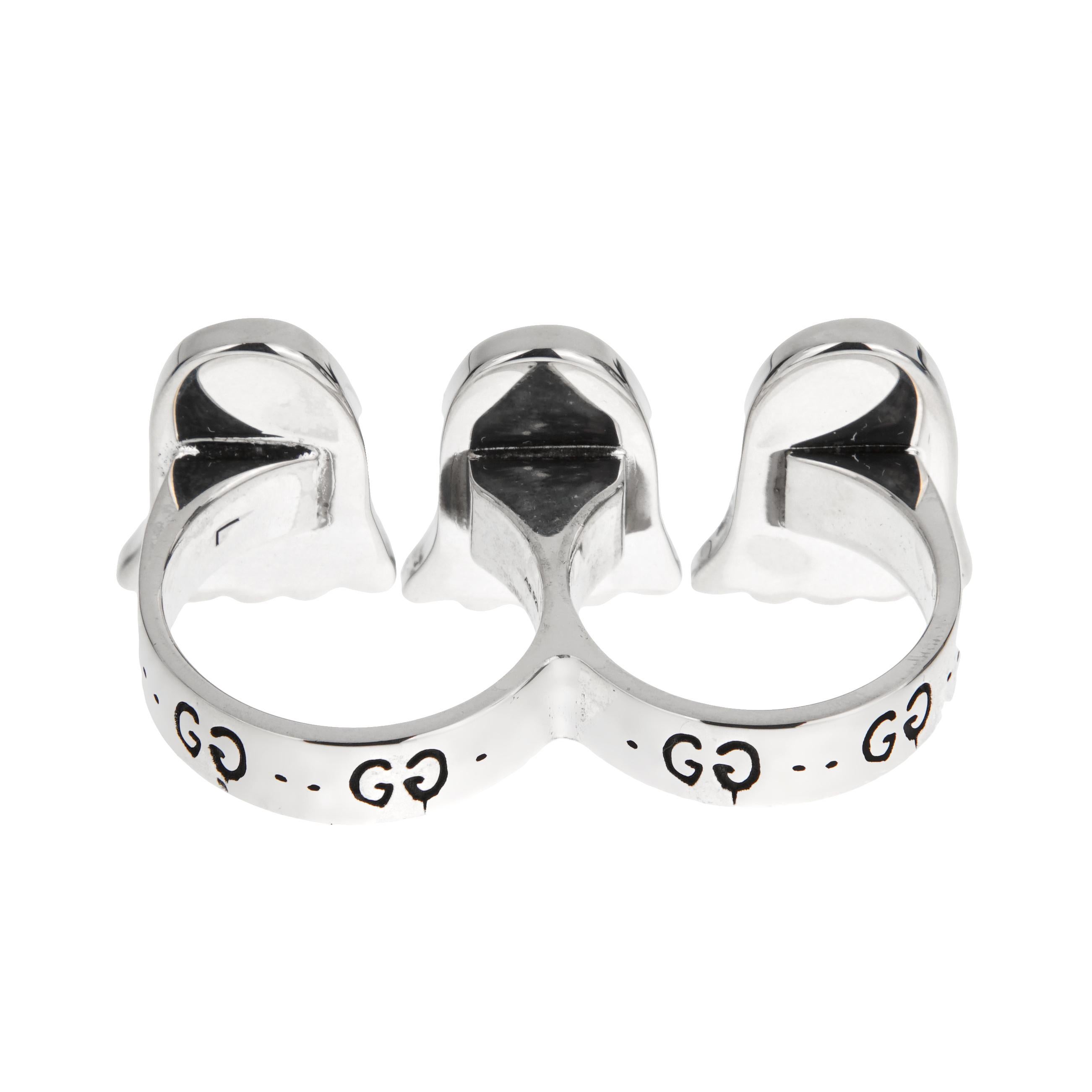 Trauen Sie sich, mit diesem Gucci Ghost Triple Motif Two-Finger Ring aufzufallen - eine auffällige Fusion aus High Fashion und Street Art. Dieses avantgardistische Design wurde in Italien aus Sterlingsilber gefertigt und zeigt drei verspielte