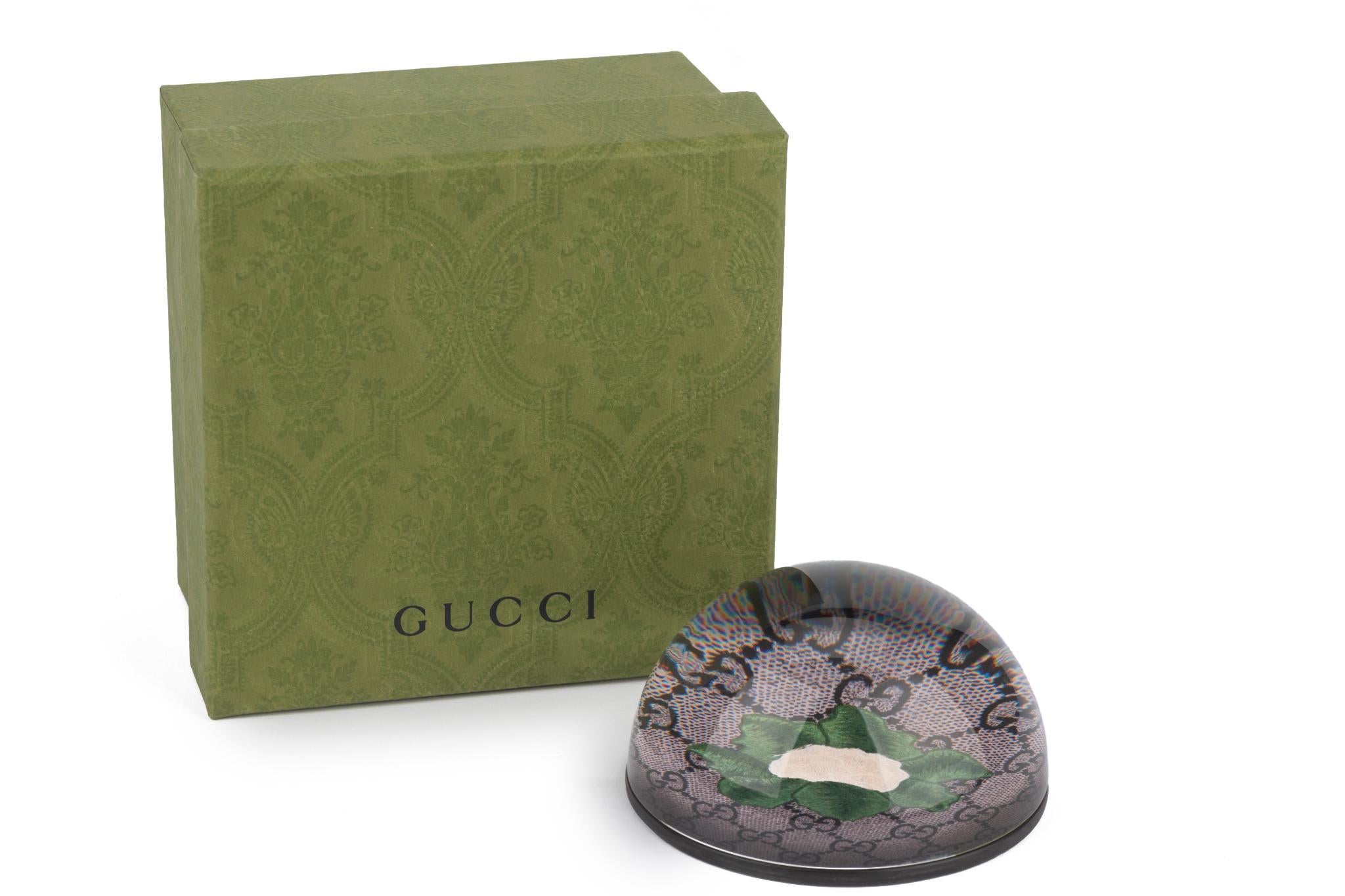 Der perfekte Gucci-Briefbeschwerer zum Verschenken mit dem charakteristischen Logo-Muster und der Kamelienblüte. Unteres Leder.  Kommt mit Booklets und Originalverpackung.