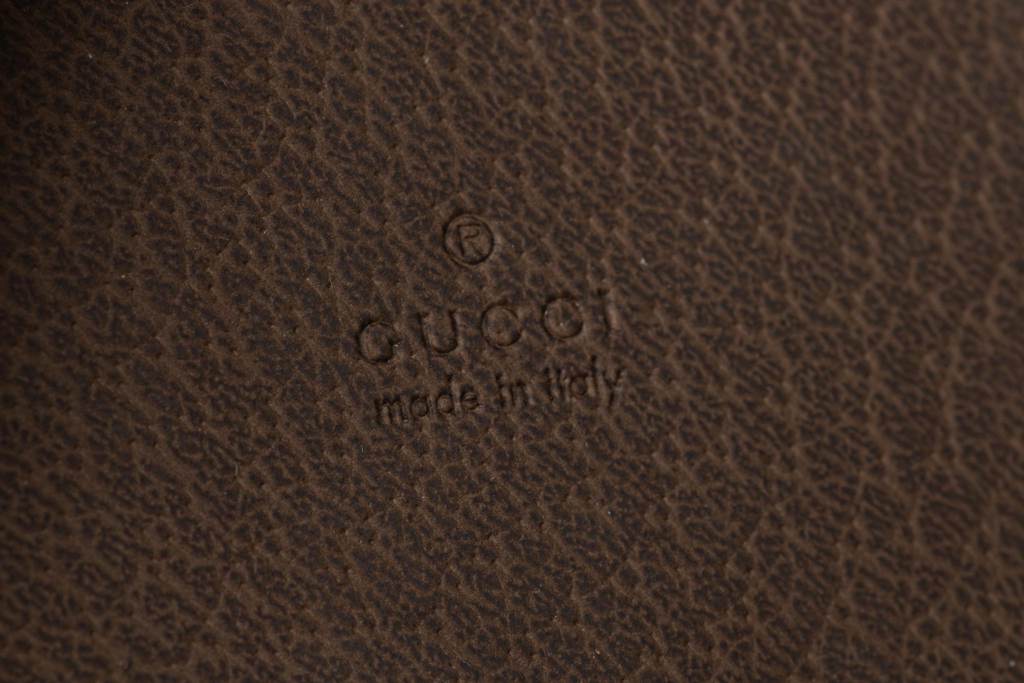 Gucci Glas Briefbeschwerer W/Original Box (Grau) im Angebot