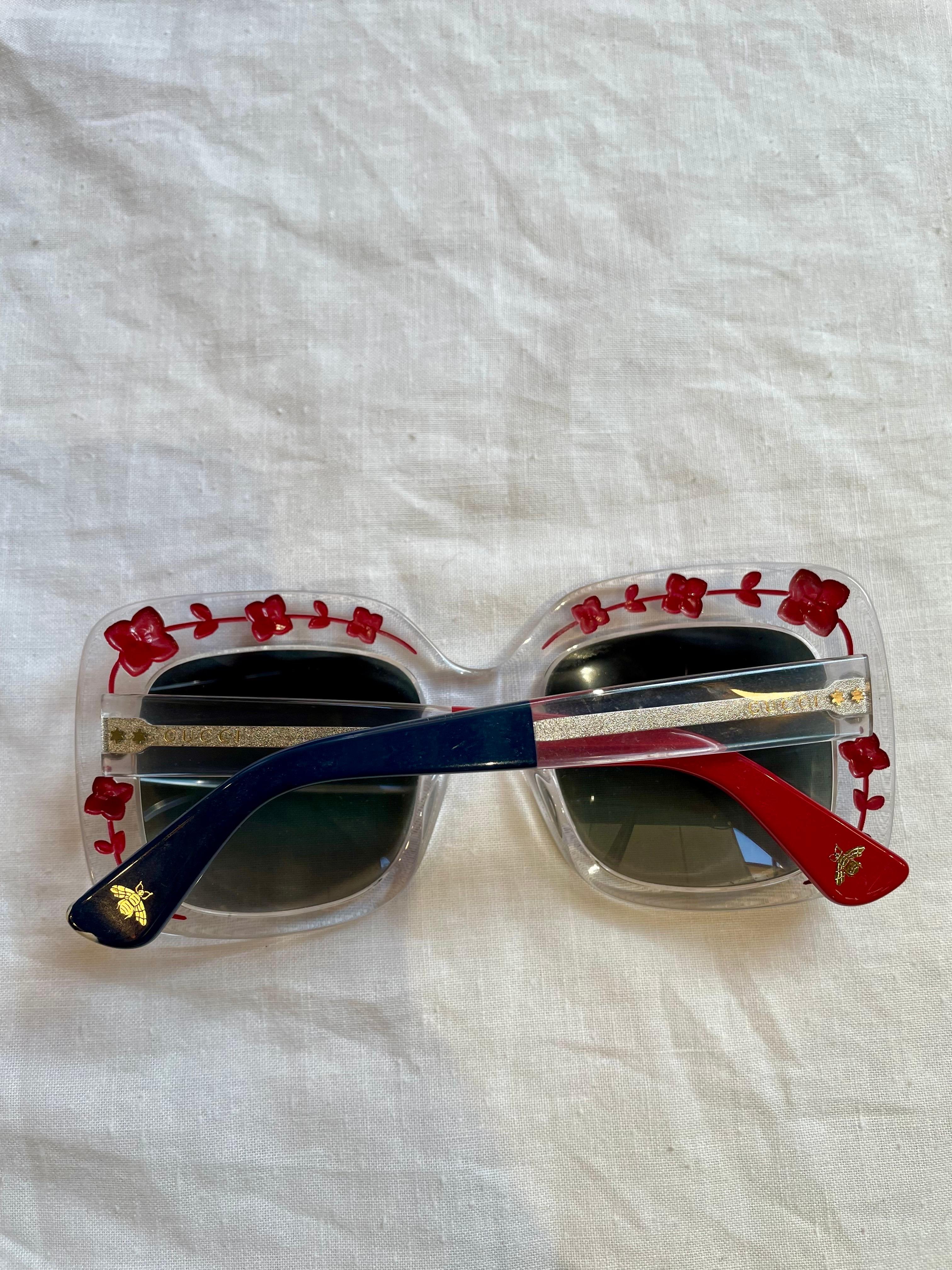 Gucci glasses in transparent plastic with red flowers In Good Condition For Sale In Carnate, IT