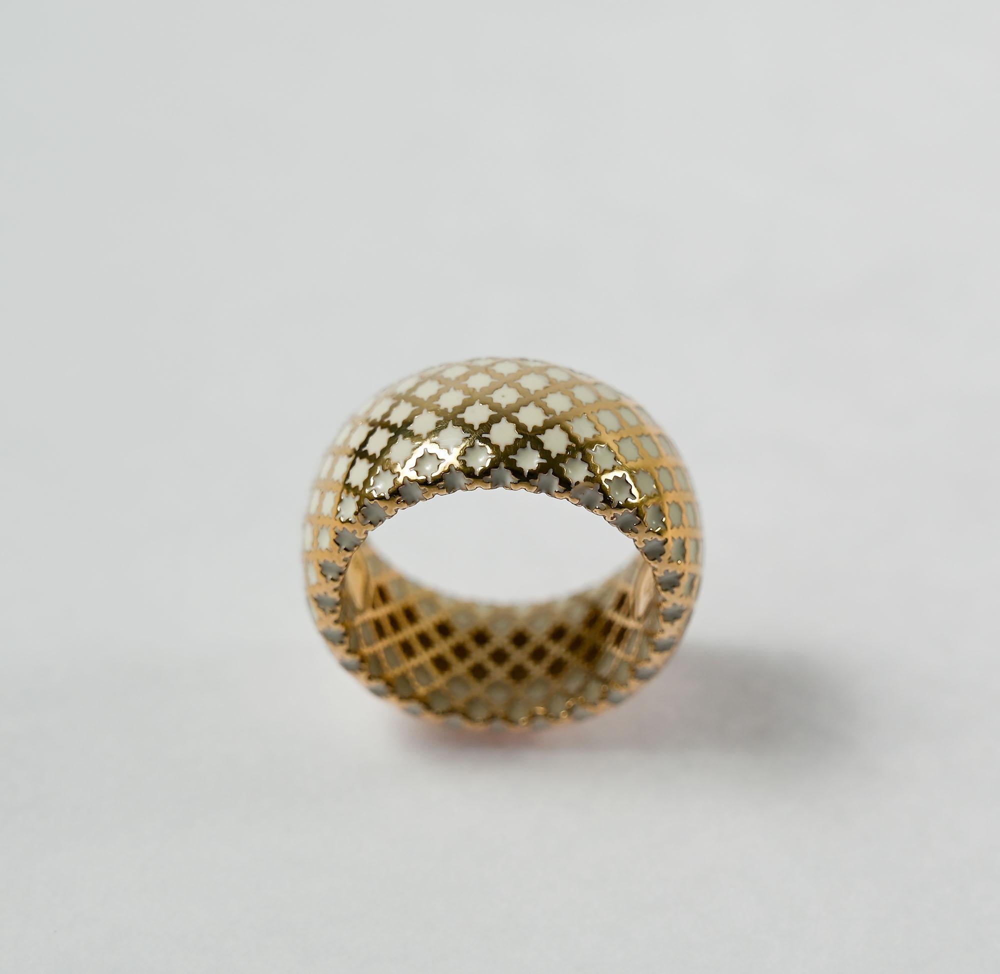 Or et  Bague en émail blanc de Gucci. La bague est de taille 6 1/2. Elle mesure 5/16